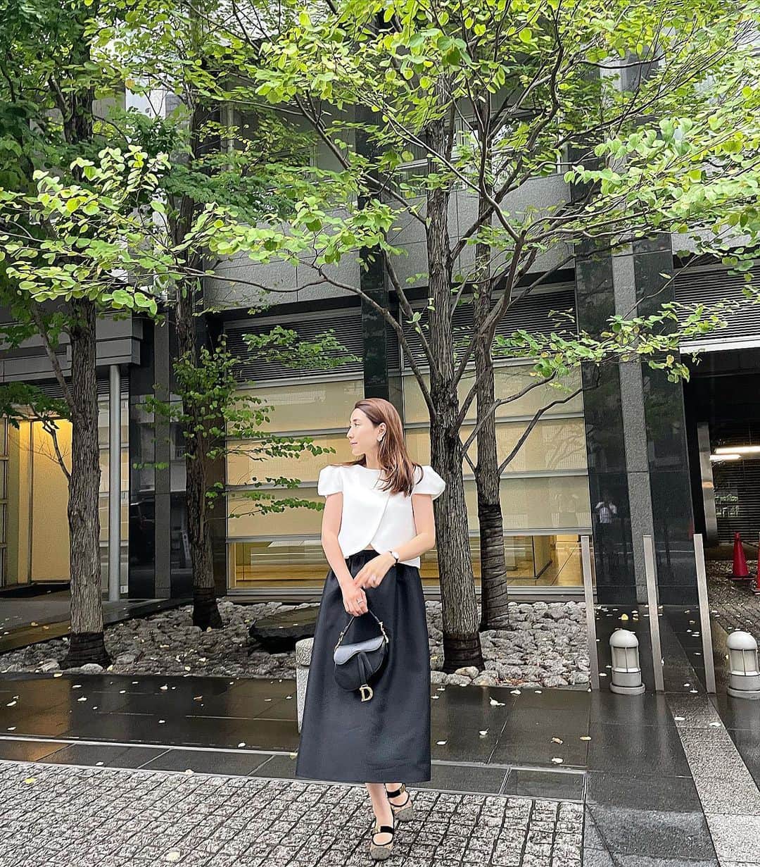 髙田麻紀子のインスタグラム：「❤︎ . ディナーへ🖤 トップス#pachman  スカート、バッグ、シューズ#DIOR . #instagood #instalike #fashion #ootd #outfit #cordinate」