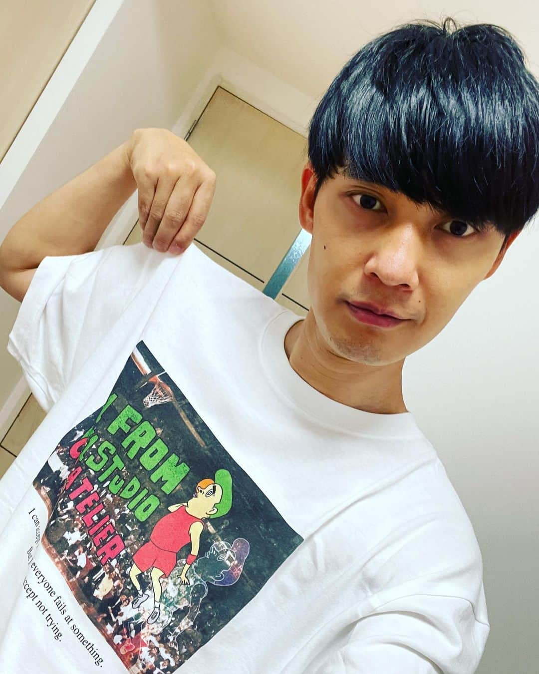 櫻井健一朗さんのインスタグラム写真 - (櫻井健一朗Instagram)「アキナ秋山さんのデザインされたTシャツ。かっちょええ。 フ、フリースローラインからとんだぁ！  #アキナ秋山  さん #civiatelier  #a1fromday1studio  #目のクマすみません」7月17日 15時03分 - sakurai_k