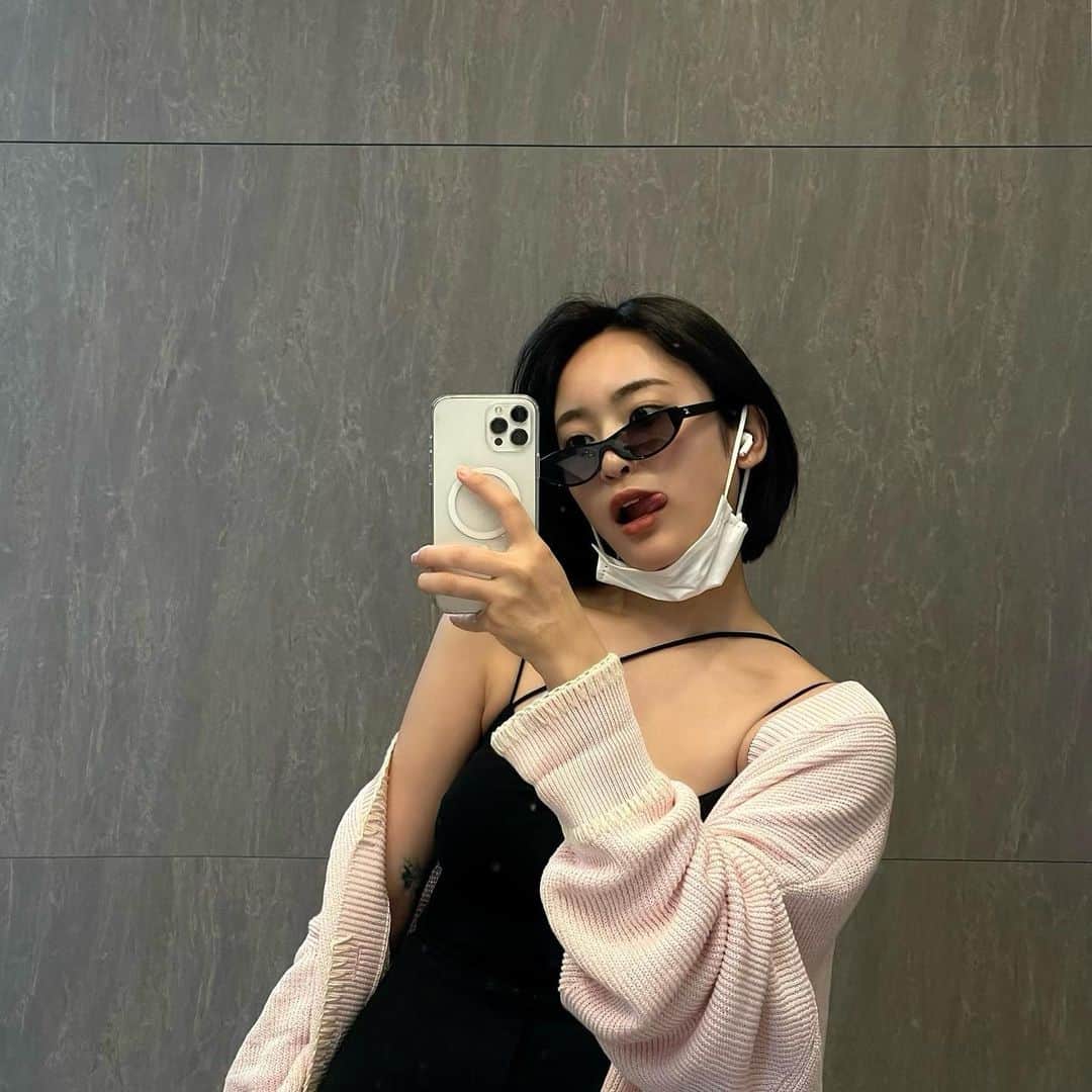 のインスタグラム：「りんに似合いそうだから〜ってお友達が @chanelofficial のサングラスくれた〜 この夏ヘビロテ確定すぎる🥺ありがとう〜」