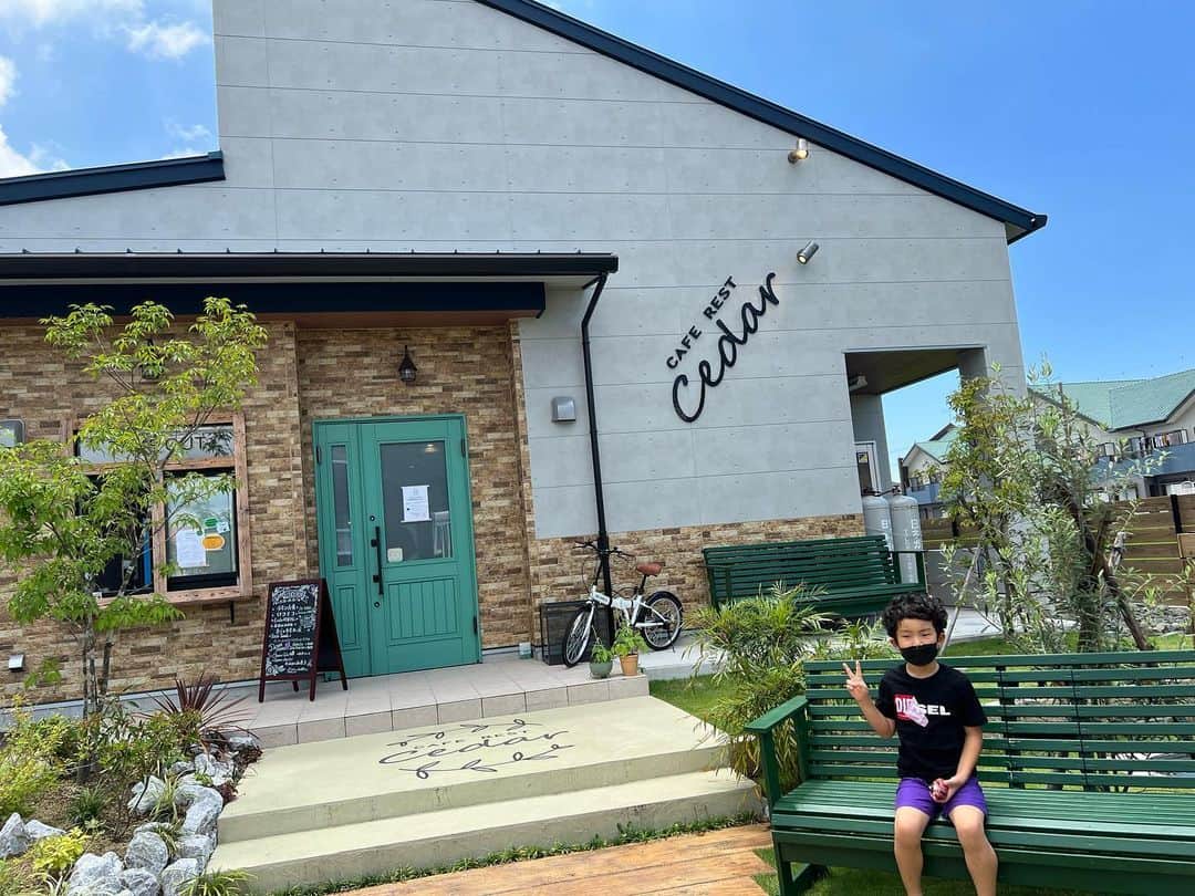 堀畑裕也のインスタグラム：「Day off✨ 朝から息子と2人で豊川中央図書館のジオスペースでポケモンを見て、ランチは念願の豊橋にある @cedar_kksugino で家族3人でランチ✨  食事もデザートも全て美味しすぎて大満足😋  隣にある学童保育や塾も見学させてもらい充実した時間でした！  尾矢先生とお父様、お母様ありがとうございました✨  #dayoff #豊川中央図書館 #豊橋カフェ #cedar」