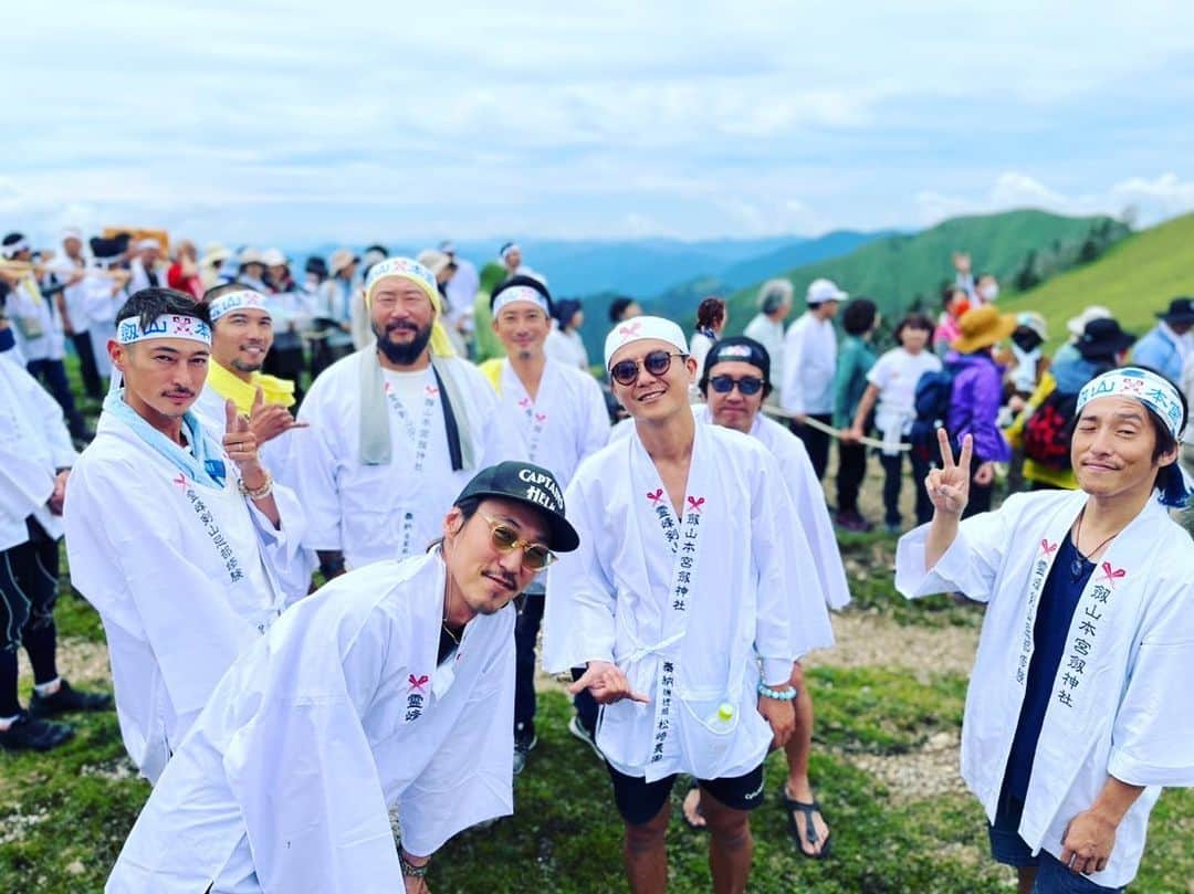 窪塚洋介のインスタグラム：「霊峰　剣山　山頂　大祭 やっと辿り着けた念願の徳島_剣山⛰ しかも大祭で御神輿／アーク担がせて頂きました✨🙌✨六根清浄」