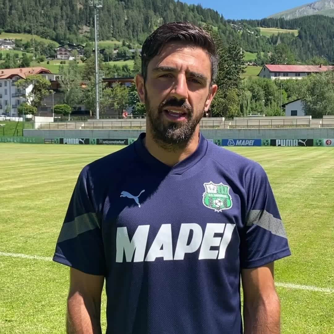 のインスタグラム：「Auguri speciali da parte di una persona speciale...😍  Buon compleanno Sassuolo! 🎂🎉🎈  #Magnanelli  #ForzaSasol 🖤💚」