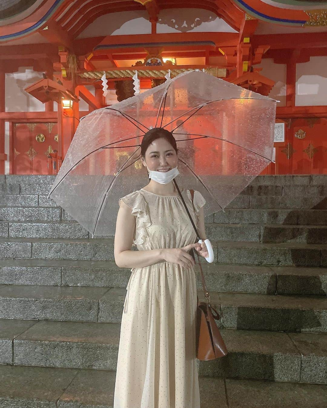 北内みさとのインスタグラム：「大雨🌀🌀🌀の中の #神社  いい日が続きますね🤝👩‍🦱  にしても、大雨すぎて 大爆笑でした😍✴︎🚿  #一粒万倍日  #己巳の日  #花園神社」