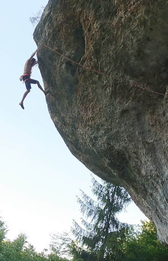 イェルネイ・クルーダーのインスタグラム：「Feels good to finally finish an 8c in Frankenjura, actually 2 times! 🤩 And btw, why does every hard route start with awkward slab in FJ? 🤔 1.🎥 Madonna, 2.🎥 Masters of universe  _____________ @scarpaspa @ocun.climbing @gopro @snowmonkey」