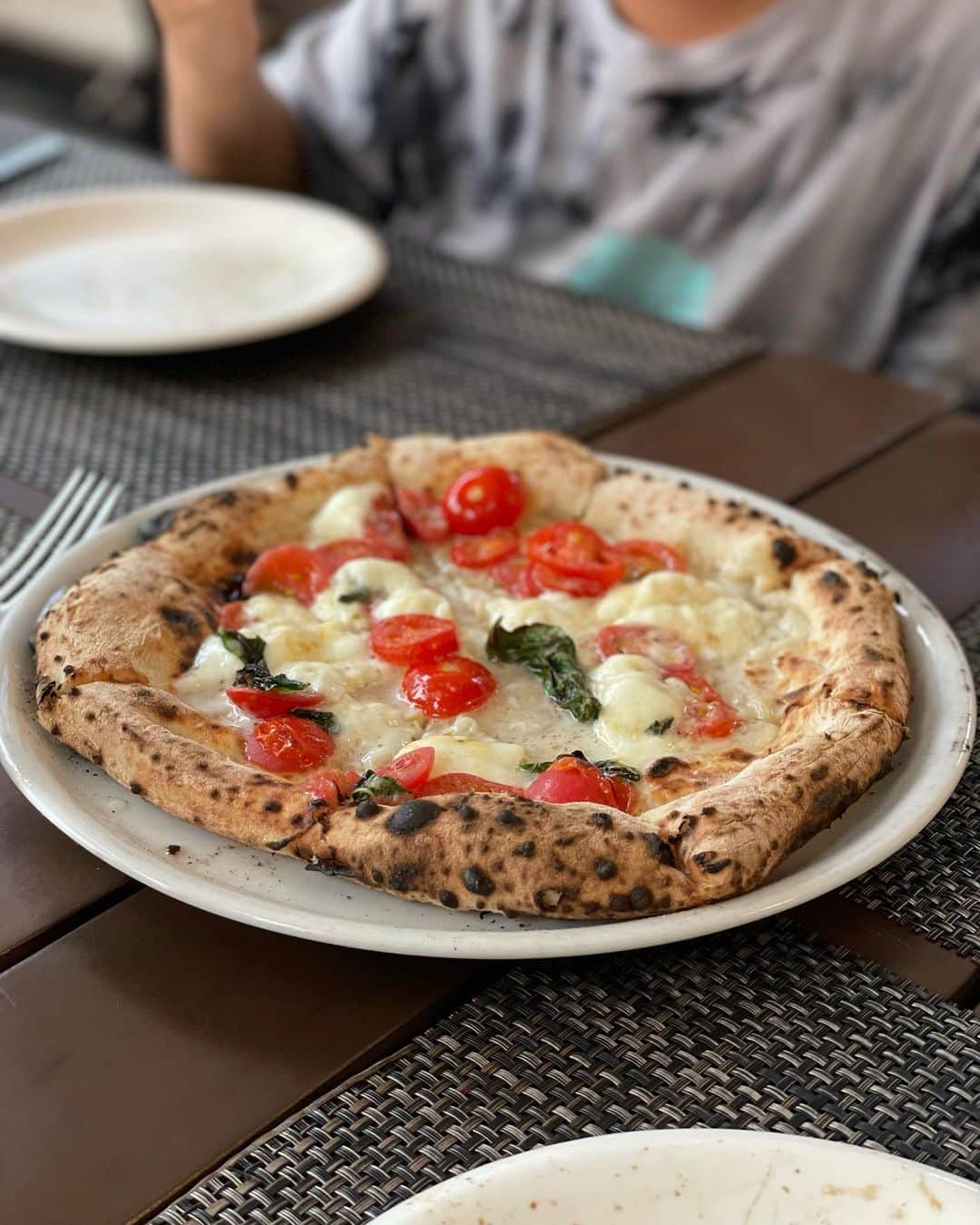 麻生裕子さんのインスタグラム写真 - (麻生裕子Instagram)「大好きなイタリアンのお店で家族ディナー🍽  お外で食べるお酒とお食事はなんでこんなに美味しいのか。  ピザも絶品だけど、桃と生ハムの冷製パスタ。最高。  この日は夜まであっつーい日だったから、携帯扇風機持参した。笑  #家族ご飯 #イタリアン #桃と生ハムの冷製パスタ  #テラスディナー #家族の時間」7月17日 19時14分 - yukoasoh