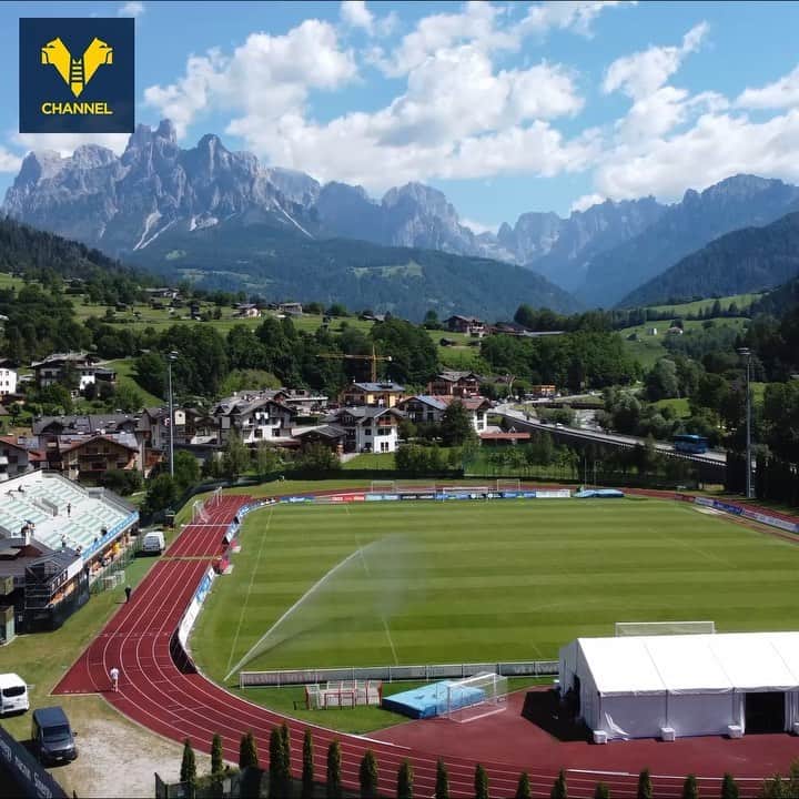 エラス・ヴェローナFCのインスタグラム：「15 giorni di lavoro, emozioni e passione per iniziare al meglio la stagione.  Li riviviamo così 💛💙  Our amazing summer retreat #Primiero2022 ⛰」