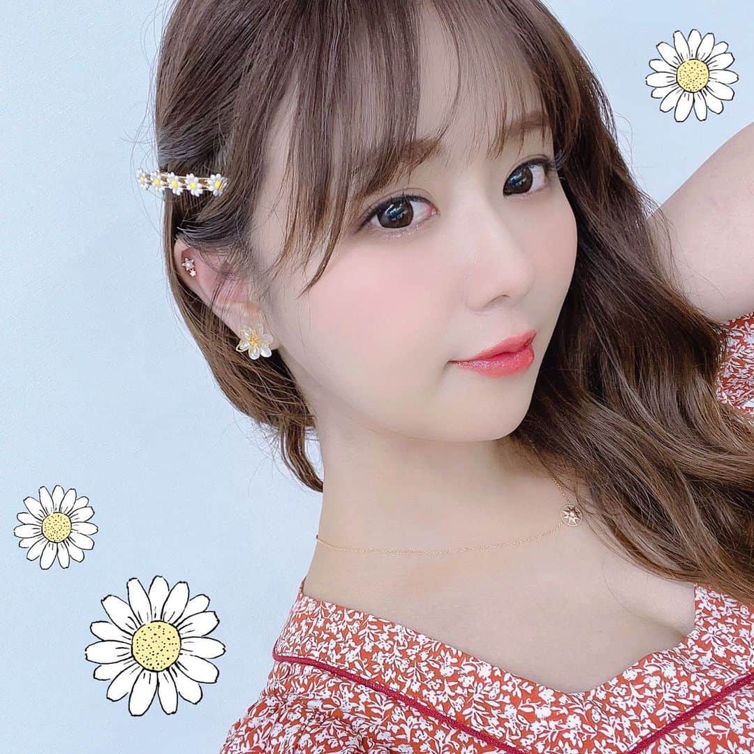 のインスタグラム：「💫🌼💫 2022年8月3日発売の New Single「一番星ソノリティ」 発売記念オンラインサイン会でしたっ♡  初めてのオンラインサイン会！ たのしかった〜！ありがとう〜！！！  アーカイブは公式Twitterに１週間残るそうです☺️ そして 放送後の様子はタイムラプスで撮って オフィシャルアプリ「ゆかちンち」に 載せたので是非そちらもご覧ください♡  スタッフの皆さんとの雑談も、すごくたのしかった〜♡ タイムマシン🤔💭笑  しあわせな１日でした🌼  hair and make #舩戸美咲 さん @funatomisaki_hair_make  one-piece #dazzlin  necklace #dior pierce #dholic」