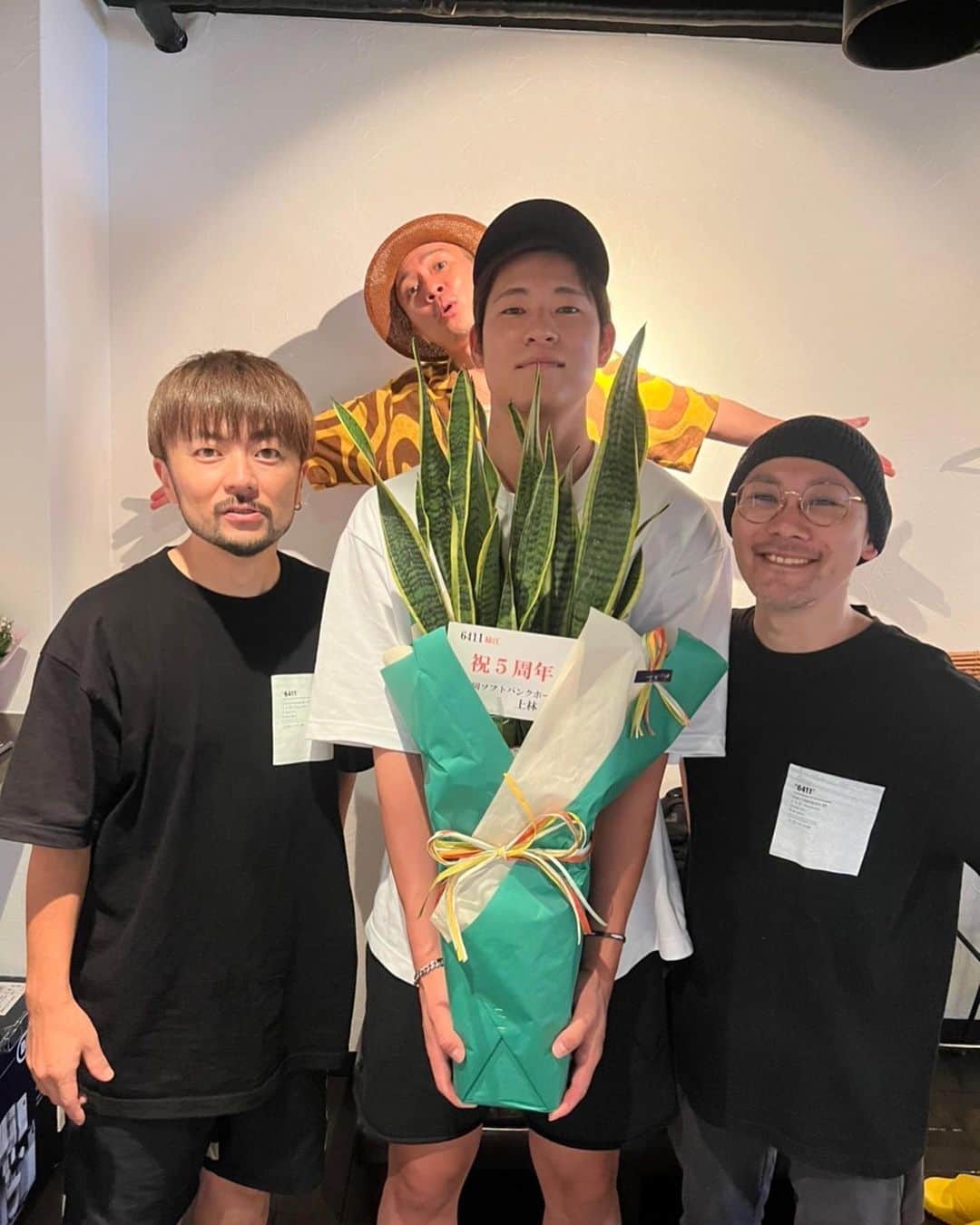 上林誠知のインスタグラム：「登場曲を歌って頂いてるNRSさんがやっているお店の6411の5周年のお祝いに行ってきました！ 今年は、怪我をしてしまいドームで登場曲を流すことがあまりできませんでしたが、来年はたくさん流せるように頑張りたいと思います！ ご飯も美味しいので是非行ってみてください！  #NRS #ナチュラルレディオステーション #6411 #罰ゲーム生卵」
