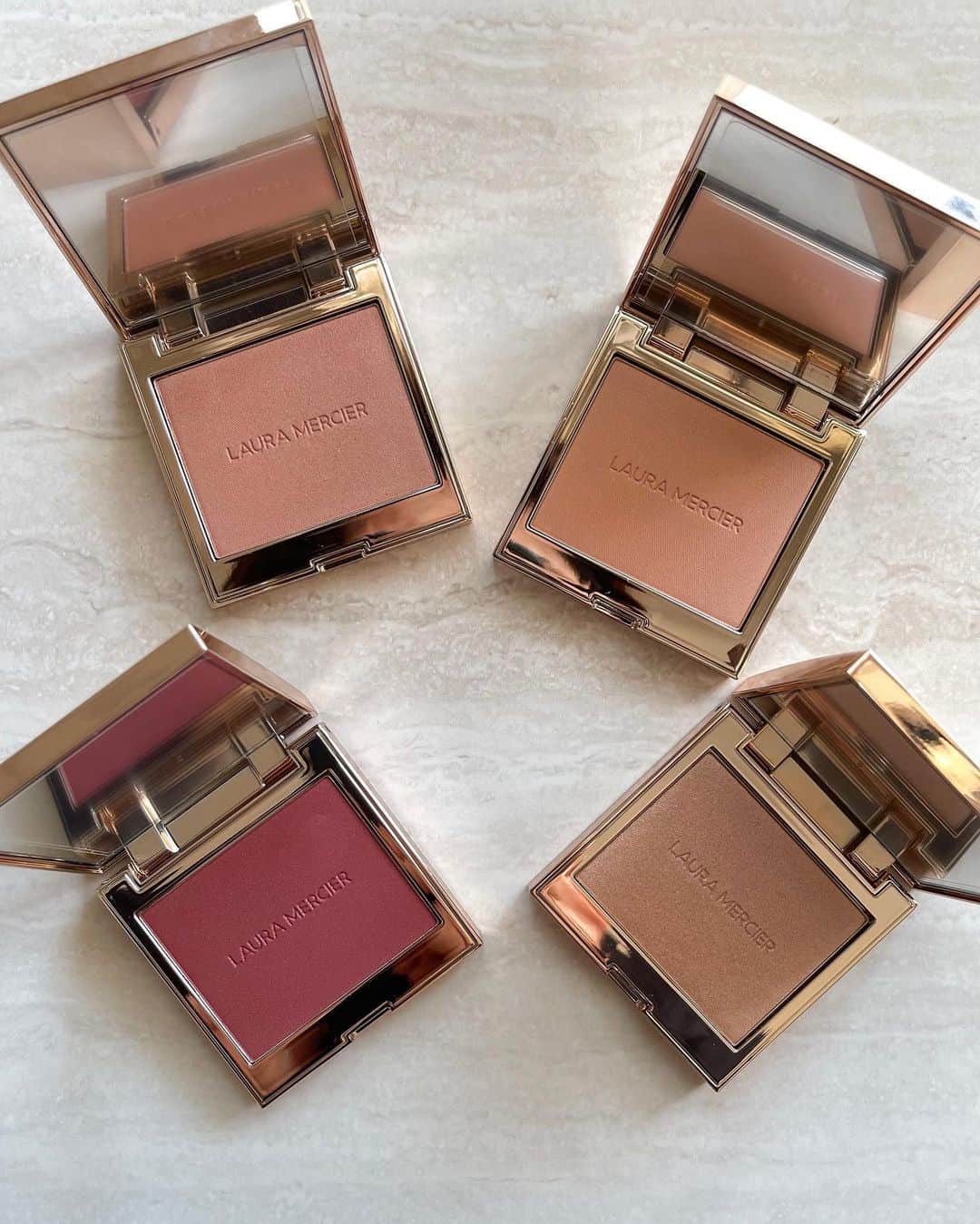 大木光のインスタグラム：「LAURA MERCIER ROSEGLOW COLLECTION 2022  @lauramercier  ブラッシュ カラー インフュージョンR1 R2 R3  ローズグロウ イルミネーターは限定で出ていたものが今季より再販売されています🥺！  LAURA MERCIERのチークの粉質、色味が以前から大ファンで 今回繊細なラメ感を含んだ新たなラインナップがとっても素敵です!!!  肌馴染みも良く肌色を選ばす使用できるのも嬉しい♪  使用アイテムはswipeでチェックしてみてください✨  シアーリップスティックは ローズの血色と、ピュアなツヤを口元に忍ばせ 潤いのある口元に  今回はR2 CRYSTAL ROSEを使用しています🙋‍♂️ . .  ご質問は コメントにてお伝え下さい。 お応えできる範囲でお返し致します！ （DMはお返し出来かねます） ＊直近の投稿に頂いていた質問は後程お返し致します🙏  𝐻𝑎𝑖𝑟 𝑀𝑎𝑘𝑒  @hikaru027  @journaldelm  #メイク#lauramercier #ローラメルシエ #ローラメルシエチーク #チーク #血色メイク #ツヤ肌メイク #艶肌メイク #リップ #ローラメルシエリップ」