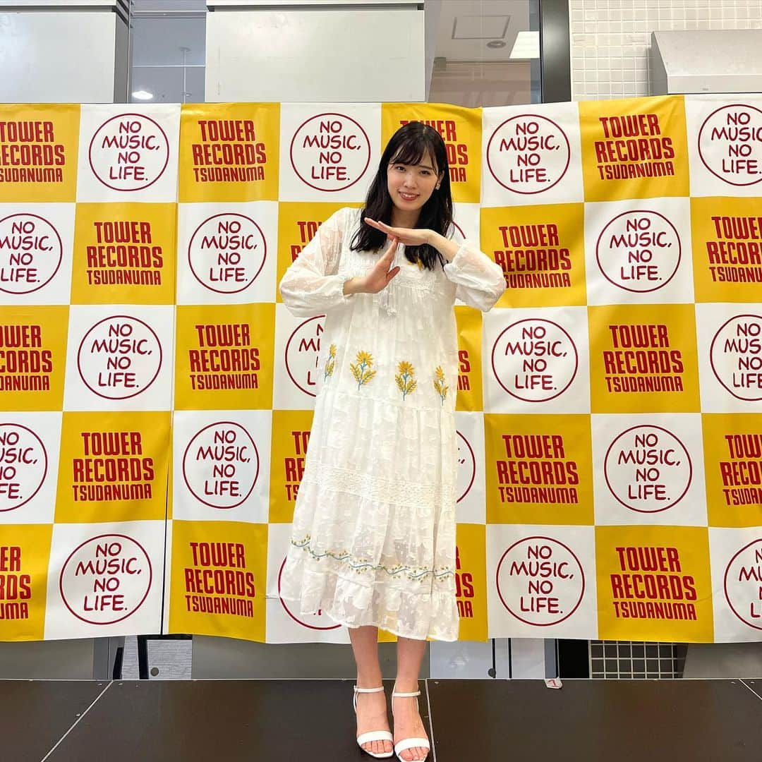 大原ゆい子さんのインスタグラム写真 - (大原ゆい子Instagram)「タワーレコード津田沼店さんでリリースイベントでした！ お越しくださりありがとうございました😌 3連休の2日目ということで、沢山のイベントやら色々あったと思いますが、朝から足を運んでくださり感謝しかないです、、  CDという形で皆さんの手に取っていただける機会があるのもとても嬉しいことです 「からかい上手の高木さん」と共に「Island Memories」も末永く聴いていただけたらなと思います、、。  衣装はハマボウの花のような黄色い花のワンピースでした🌼  あしたは富士急ハイランド、、！！ お越しくださる皆さんは熱中症対策しっかりしてくださいね、、！ 睡眠は大事です！よろしくお願いします！  #大原ゆい子 #高木さんめ #島の思い出」7月17日 20時16分 - ohara_yuiko