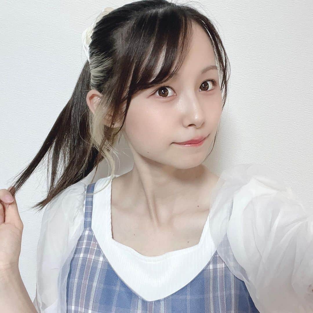 桜木美涼のインスタグラム：「23さいになってしまいました🫠 去年よりはいい女になれてる〜？？DM少しずつ返してます🙏🏻#自撮り #加工 #snow #selfie #ポニーテール #インナーカラー #メイク」
