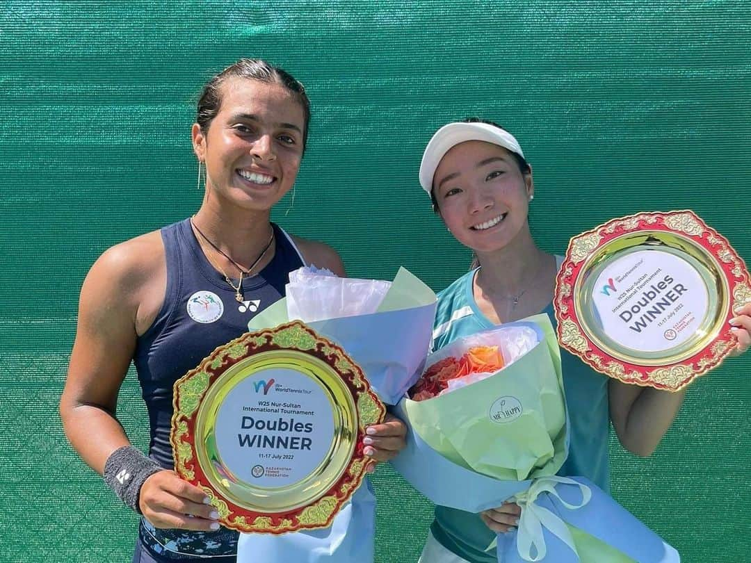 小堀桃子のインスタグラム：「. . . $25,000 Nur-Sultan ダブルス優勝🥇👭 . . たくさん学ばせていただいた1週間でした😌 わーいわーい . Arigato~ @ankitaraina_official 💓 . . . #kazakhstan #nursltan #カザフスタン #ヌルスルタン #tennis #doubles #テニス #テニス女子 #dunlop #dunloptennis」