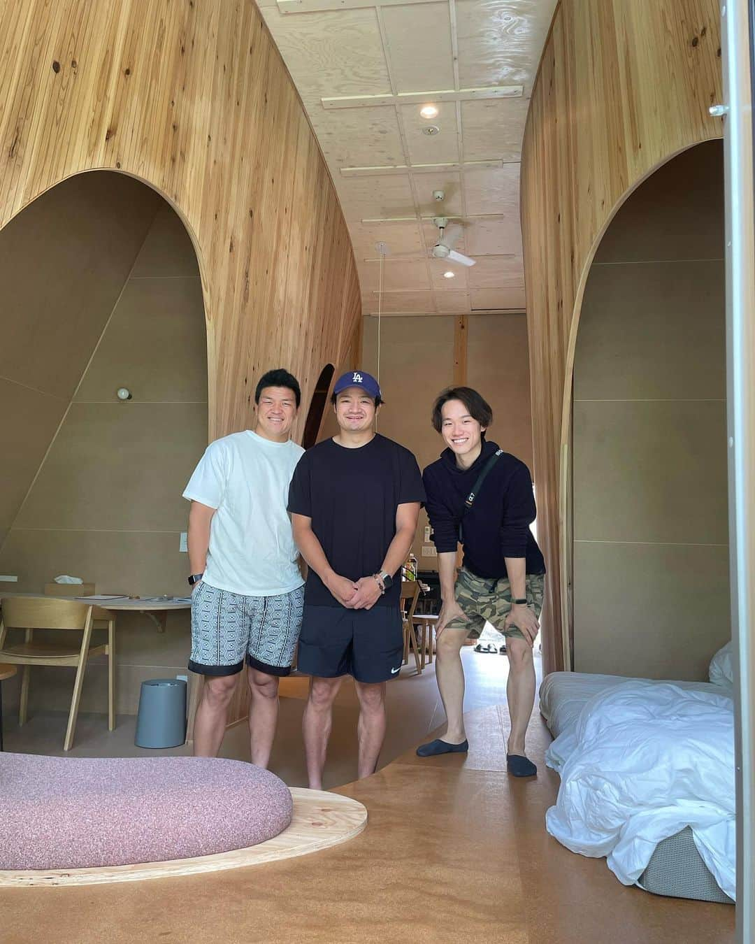 立川理道さんのインスタグラム写真 - (立川理道Instagram)「SANU2ndHome山中湖1st 大自然の中にキャビンがあり、室内もすごいオシャレで過ごしやすい環境でめっちゃリフレッシュしました！ 初日は雨でしたが、室内にはプロジェクターやスピーカーなどもあり子供も安心！ ペレットストーブもあって暖まりながら家族や友人家族と過ごすいい時間になりました！  翌日は天気も良くなり、朝から焚き火しながら、コーヒー飲んでゆっくり。 @reiichitamura  れーいち家族とも話も出来てよかった！ プライベート専用カメラマンのしばちゃんも写真以外も色々ありがとう！めっちゃ助かった！笑 @shiba__chan   SANUの @gen.fukushima ありがとうございました！！  #sanu2ndhome @sanu_com」7月17日 20時34分 - harumichi1202