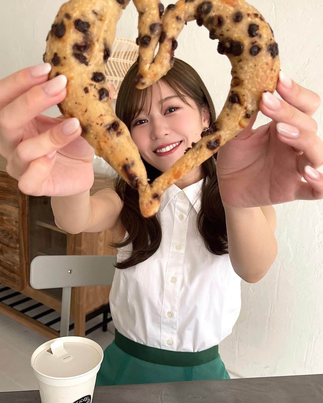 石崎日梨のインスタグラム：「⁡ シャツのボタンは1番上まで閉めるタイプ🫶🏻 ⁡ 定期的に髪を緑系の茶色に染めてるんだけど、 安定してきて良い色続いてる〜👱🏻‍♀️ ピスタチオアッシュ🍃」