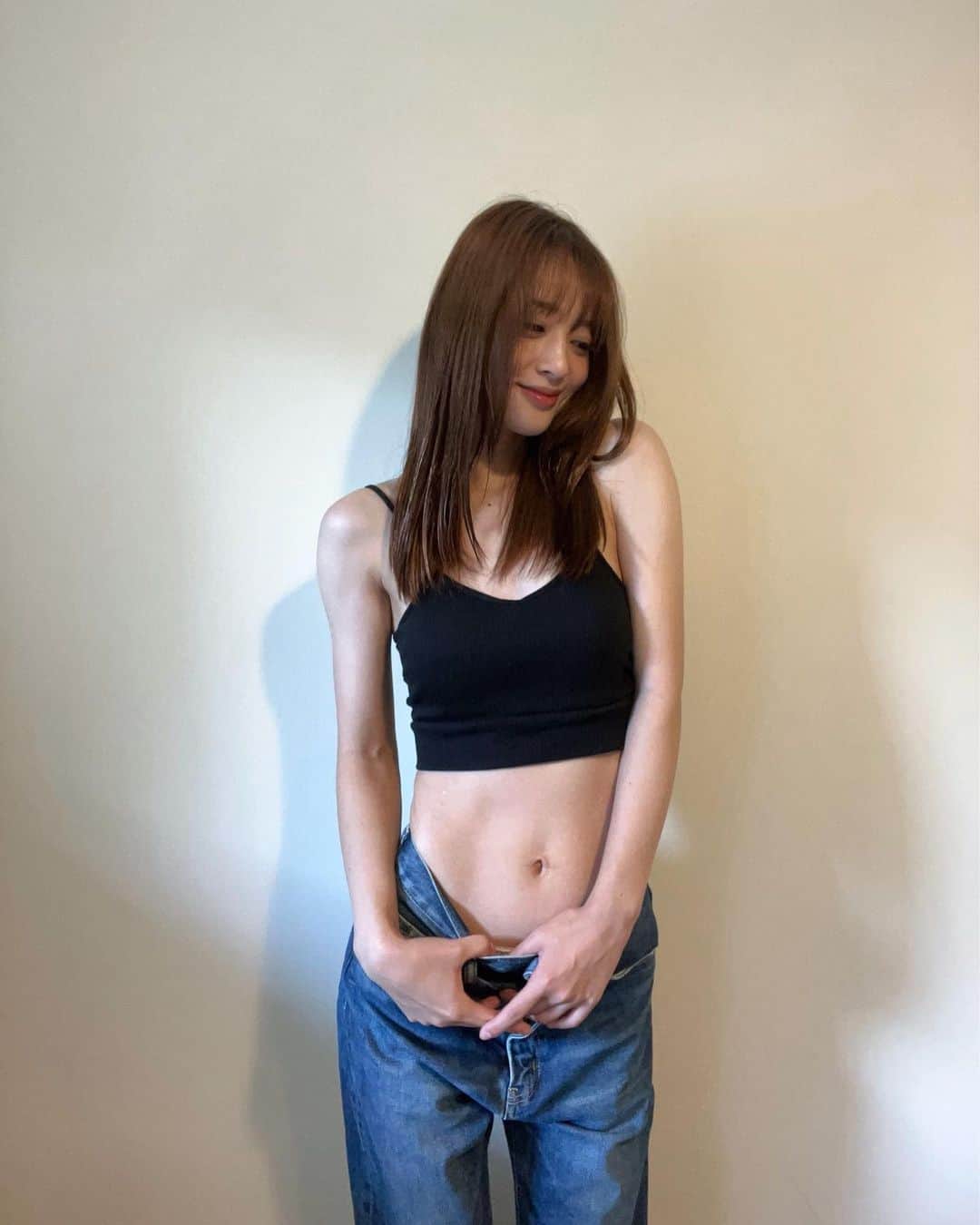 神部美咲のインスタグラム：「腹筋割ります宣言から1週間😎  うーーーーっすら 縦線入ってきたけど、、、🥲  コツコツやります😇  #腹筋」