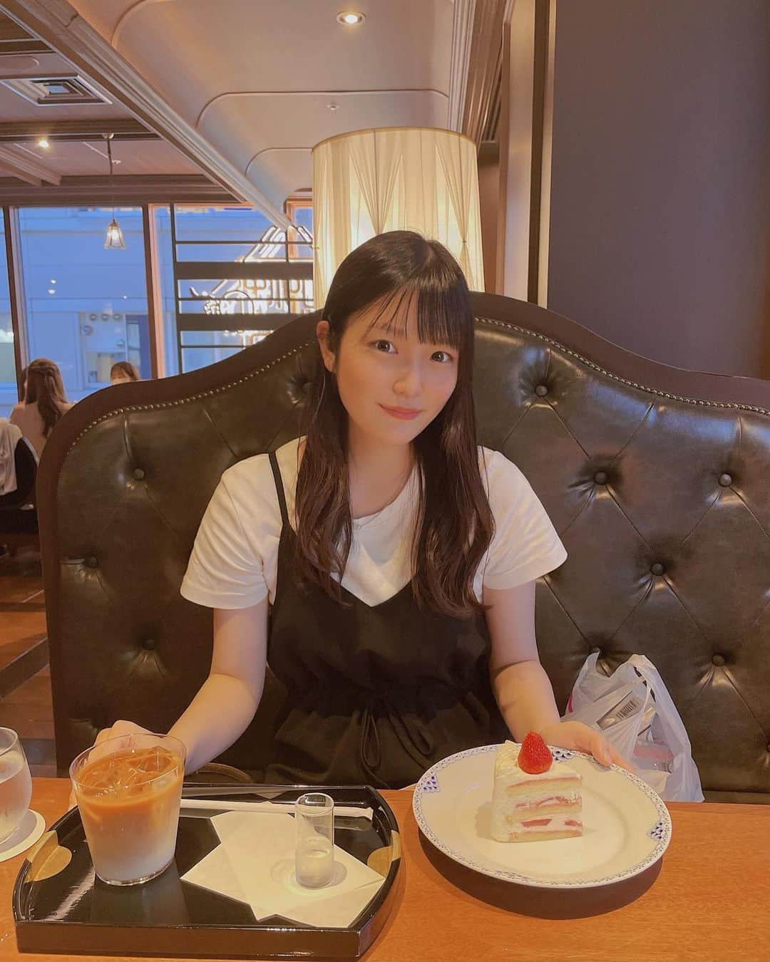 白河希美さんのインスタグラム写真 - (白河希美Instagram)「オシャレカフェ☕️🍰💓  #銀座カフェ #買い物袋 #セルフネイルグッズ#過去pic #髪のび太」7月17日 21時18分 - nozomi_shirakawa