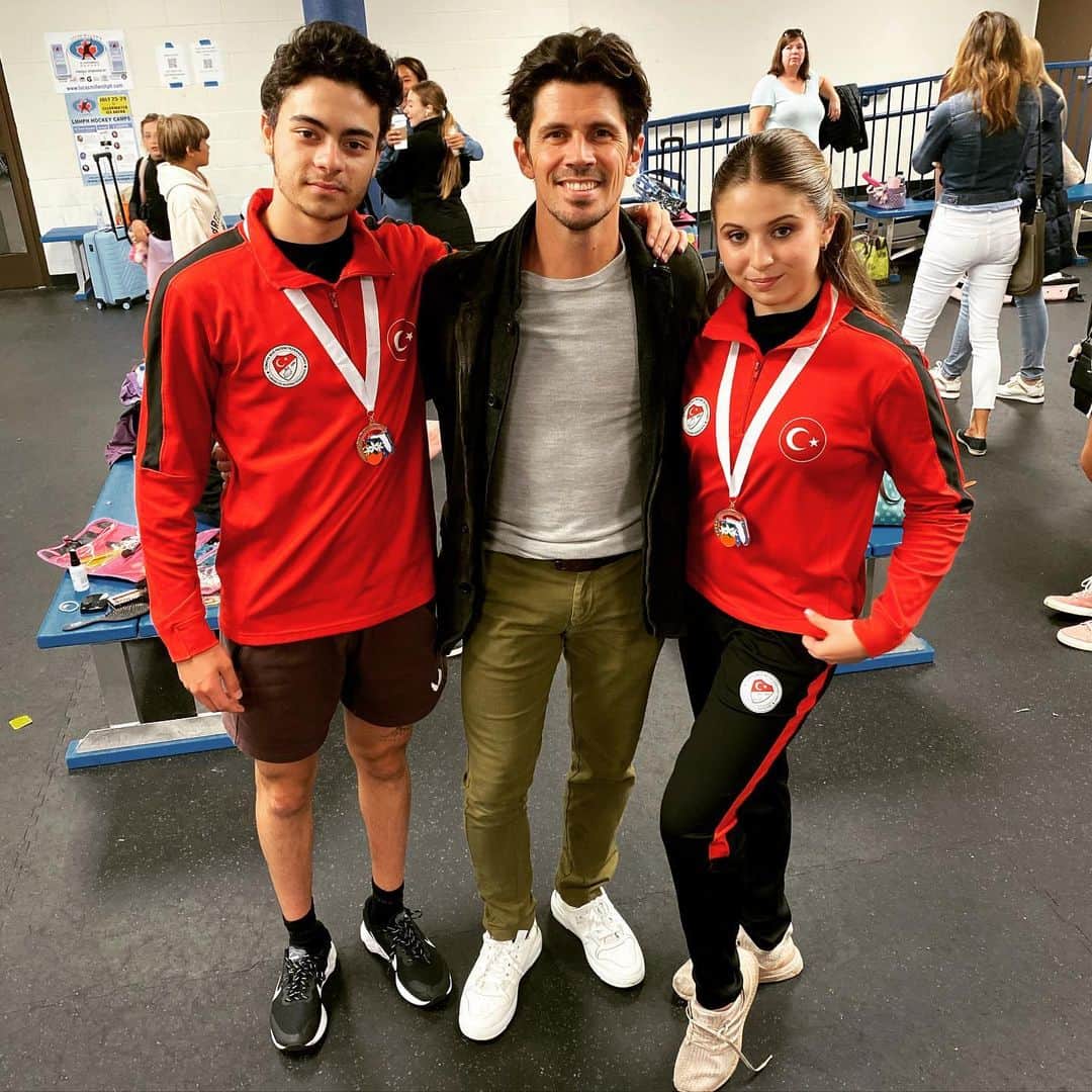 ジョン・ケアーのインスタグラム：「Good start to the season @jilly_and_agahan @iceberg_skating_academy @buzpatenitr #icedance #icedacing」