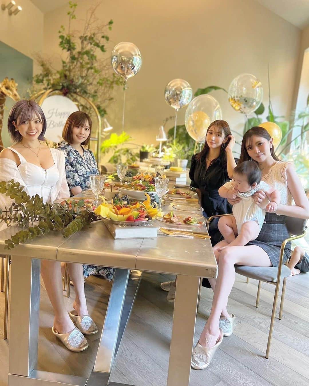 のインスタグラム：「バースデーサプライズ大成功✌️ホムパ🎉  大好きな人のお祝いは盛大にやりたいタイプ！！！！ みんなにとっても喜んでもらえて私が一番幸せだったな もう会いたいです。笑」