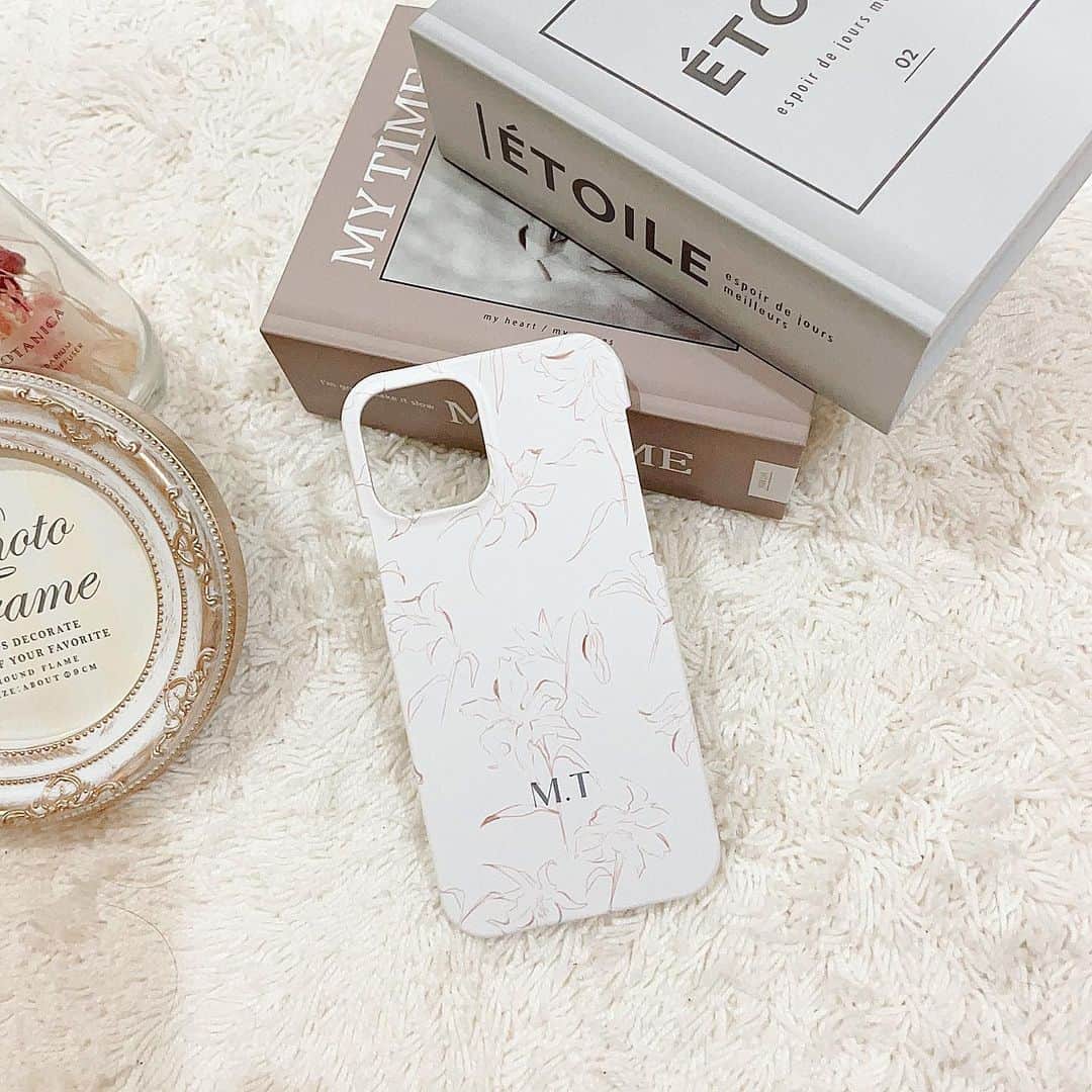 高塚みゆきのインスタグラム：「new iPhoneケース♡♡        1年半くらい使ってたケースに傷が目立ってきたから そろそろ買い替えのタイミングがきたと思って新調〜🦩      iPhoneケース難民すぎたけど 今回は (( @__blair_official__ ))で 女性らしいデザインの大人っぽい好きな淡い色味のに💓💓      イニシャルの名入れも選択出来たから 次はこれ入れようって決めてた ‪꒰ M.T ꒱‬ で頼んだよ☺️✨   やっぱりトータル可愛い🫧𓂃𓈒𓏸     イニシャル入りのデザインって なんか愛着も増して好きなんよね💞         これからはこのiPhoneケースを大切に愛用してこ🥰🎶         #sponsored #castme_jp #Blair #ブレア #インテリア雑貨 #iphoneケース #イニシャル」