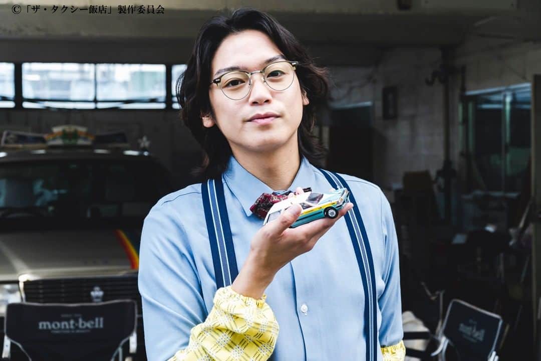 ザ・タクシー飯店さんのインスタグラム写真 - (ザ・タクシー飯店Instagram)「. ミニチュア八巻タクシーと📸  #タクシー飯店🚖 #渋川清彦 #髙木雄也 #宇野祥平 #見逃し配信中 #来週最終話放送😢 #それまでに #おかわりお願いします🙇‍♀️」7月17日 21時40分 - tx_taxihanten