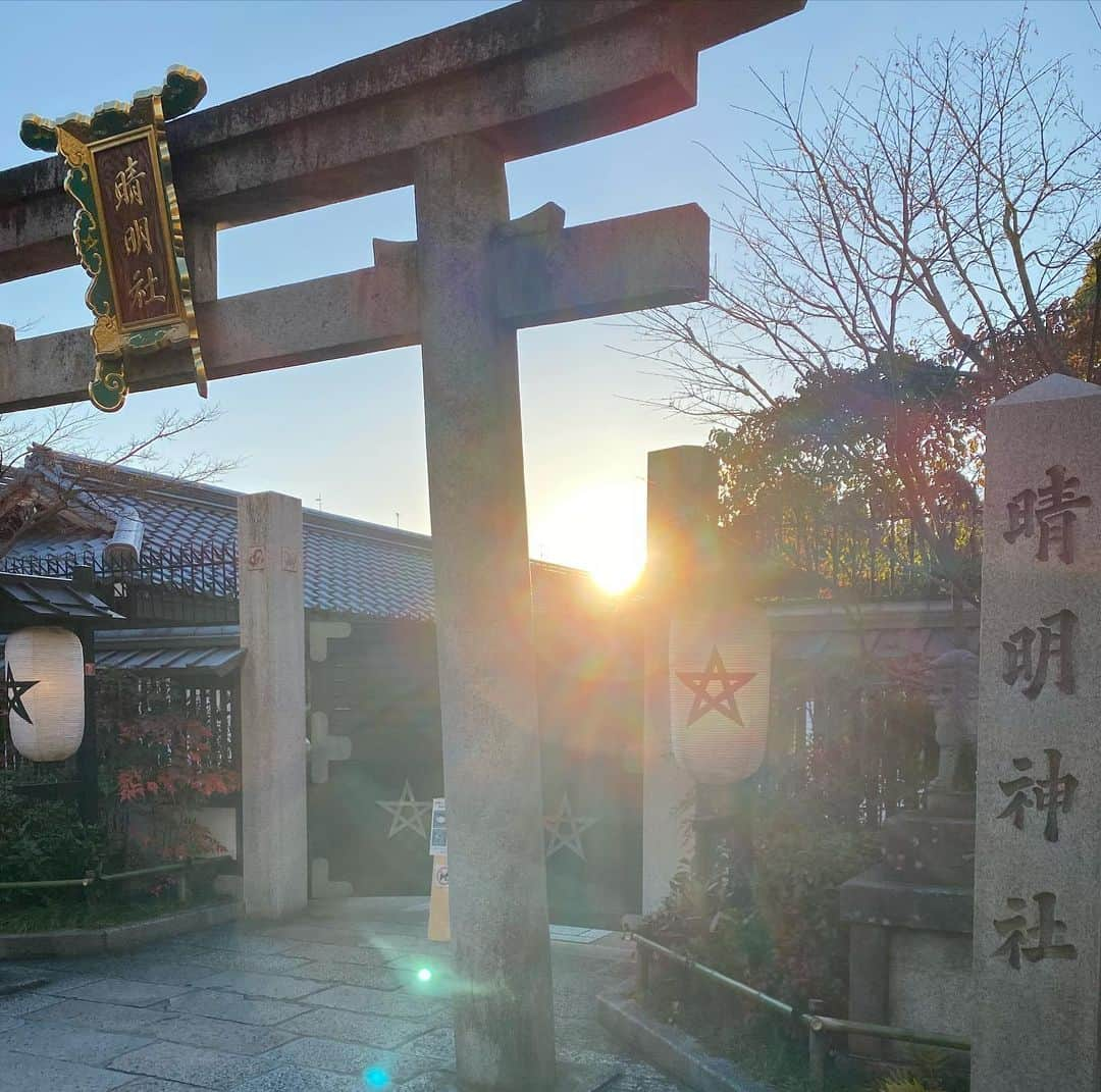 LOVE ME DOさんのインスタグラム写真 - (LOVE ME DOInstagram)「#晴明神社 （せいめいじんじゃ）です。 #安倍晴明 を祀る神社です。 運気アップに #待ち受けにどうぞ  #京都市上京区晴明町  新刊の告知です！ 『縁切り、不運退散…「結界」を張って、ラクになる  1分で超絶開運セルフお祓いブック 』 発売中です！ よろしくお願いします。 #セルフお祓いブック #セルフお祓い #縁切り #結界  『ツイてる人ほど変化してる  - 幸せを呼び込む 小さな魔法のルーティン -』 Amazonや楽天や書店で発売中です‼︎ #ツイてる人ほど変化してる  『絶望したあなたが幸せになる方法』 でAmazonや楽天や書店で発売中！ #絶望したあなたが幸せになる方法  『幸せを運ぶ10の龍の育て方  手のひらで龍を覚醒させよう 』 Amazon、書店で発売中です！ よろしくお願いします。 #幸せを運ぶ10の龍の育て方 #手のひらで龍を覚醒させよう  『金運大全 』 仕事運、財運、勝負運が上がり、 たちまちお金がやってくる160の方法 Amazonや書店で発売中です！ #金運大全」7月17日 21時57分 - lovemedo_fortunteller