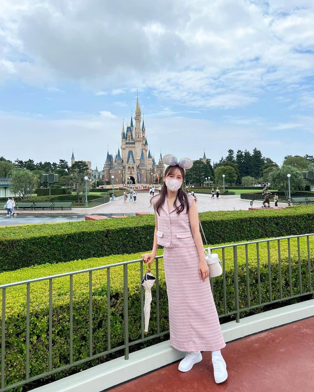 森川侑美のインスタグラム：「夢の国の魔法が溶けなくて..🧙🏻‍♀️ まだまだ夢ごこち🪄🥹  小さい頃はプリンセスに興味0で、虫ばかり追いかける 女の子でしたが、笑 今になってプリンセスの世界に惚れ惚れ👰🏻‍♀️🤍  美女と野獣の装飾品🫖🕰🕯 素敵で並んでる間も楽しかったな☺️ 1番長く待ったアトラクションでも40分くらい! スムーズに回れて、シーもランドもどちらも15個くらい 乗りました🤣  大大大満足🏰🤍  #ディズニーランド#ディズニーコーデ#ディズニーカチューシャ#ディズニーリゾート#夢の国#美女と野獣#ディズニーランドホテル」