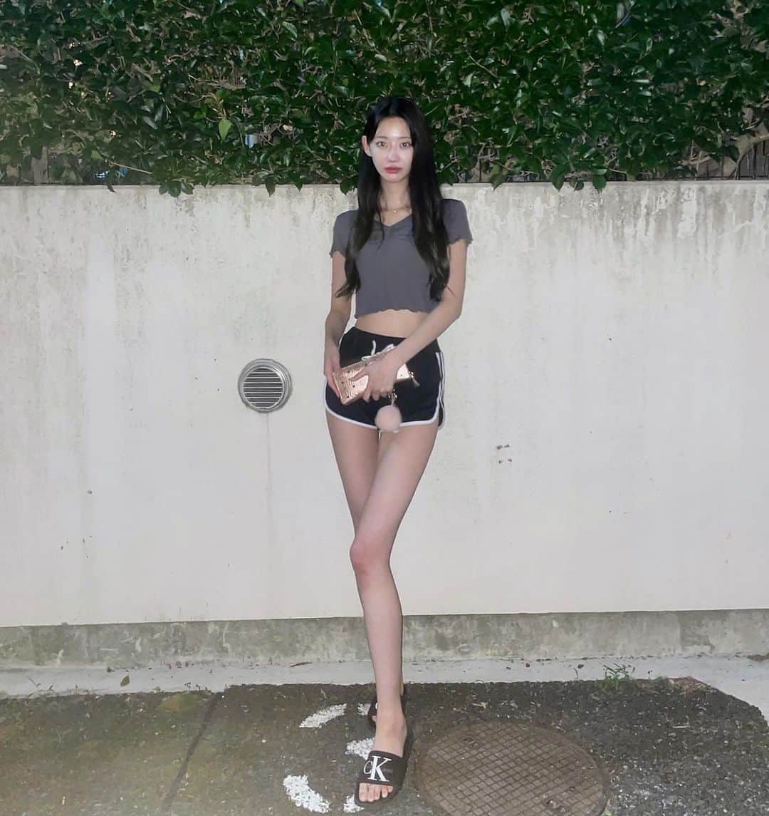 のインスタグラム：「. 夜中のコンビニ、一緒に行く？🌙☺️」