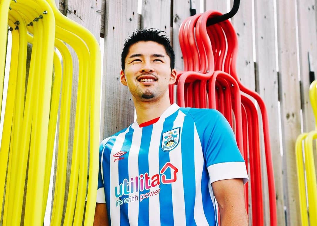 中山雄太のインスタグラム：「Huddersfield Town @htafc   The new chapter has begun from now on I've been really looking forward to playing at the great stadium "The John Smith's Stadium" in front of enthusiastic supporters  #Huddersfieldtown #TheTerriers #England」