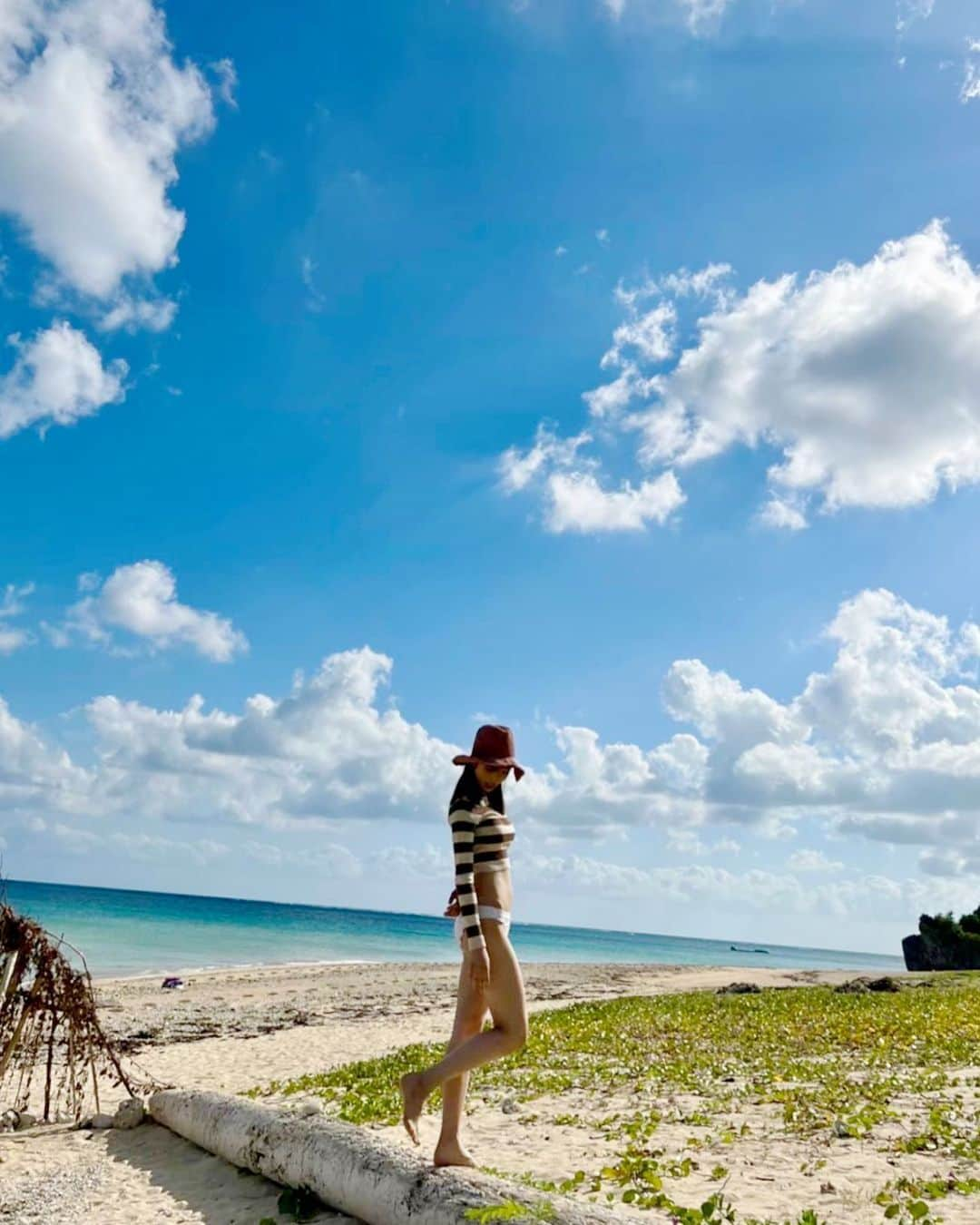 小栗有以さんのインスタグラム写真 - (小栗有以Instagram)「OKINAWA👙🐚  #沖縄#海#水着 #小栗有以1st写真集 #君と出逢った日から」7月17日 22時21分 - yuioguri_1226