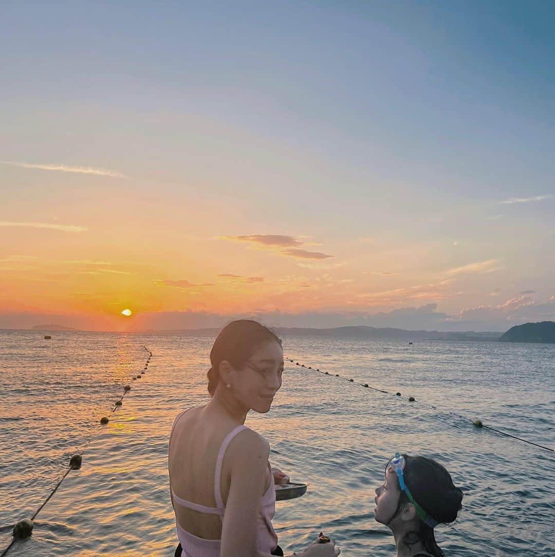 大桑マイミのインスタグラム：「綺麗な夕日に間に合った🤍👐  お腹が空いていた息子、唐揚げ落として　mama〜🤯🤬😱😰😭😭😫からあげが〜っ！！と叫んでいた。 私はあらまっ！　って瞬間。　 @missmayalove  の笑顔に救われた。  子供達とのBEACH TIME  はなかなか忙しい。安全と夏の思い出をどれだけ楽しいものにさせてあげられるかmamaは必死さ。  この夏大活躍な @searoomlynn_official  のニットキャミ🤍もう一枚欲しいな。 久しぶりの太陽の下☀️ 楽しかった🤲」