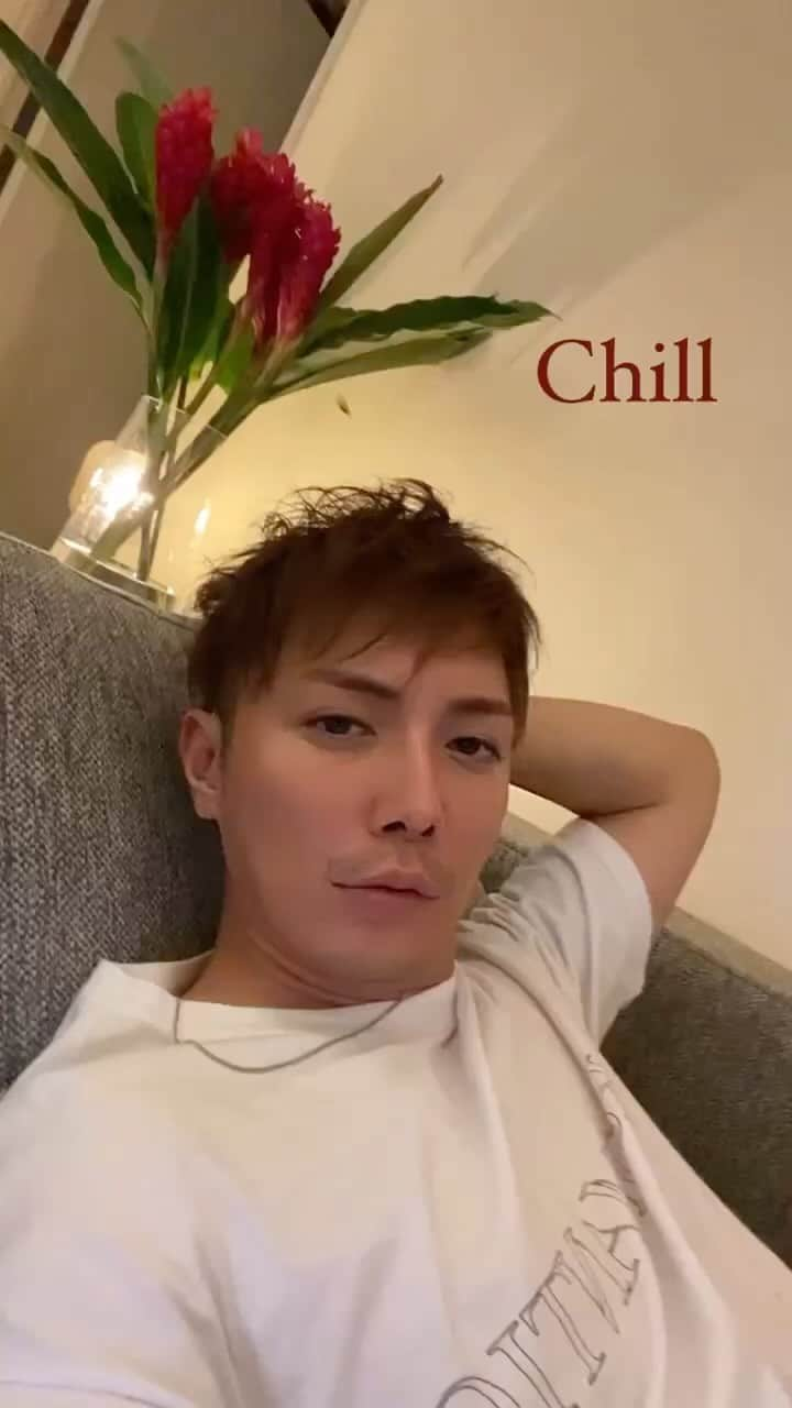 平宮博重のインスタグラム：「Sunday chill time  #日曜日の夜 #レッドジンジャー#トロピカルフラワー  #hiphop #frenchrap」