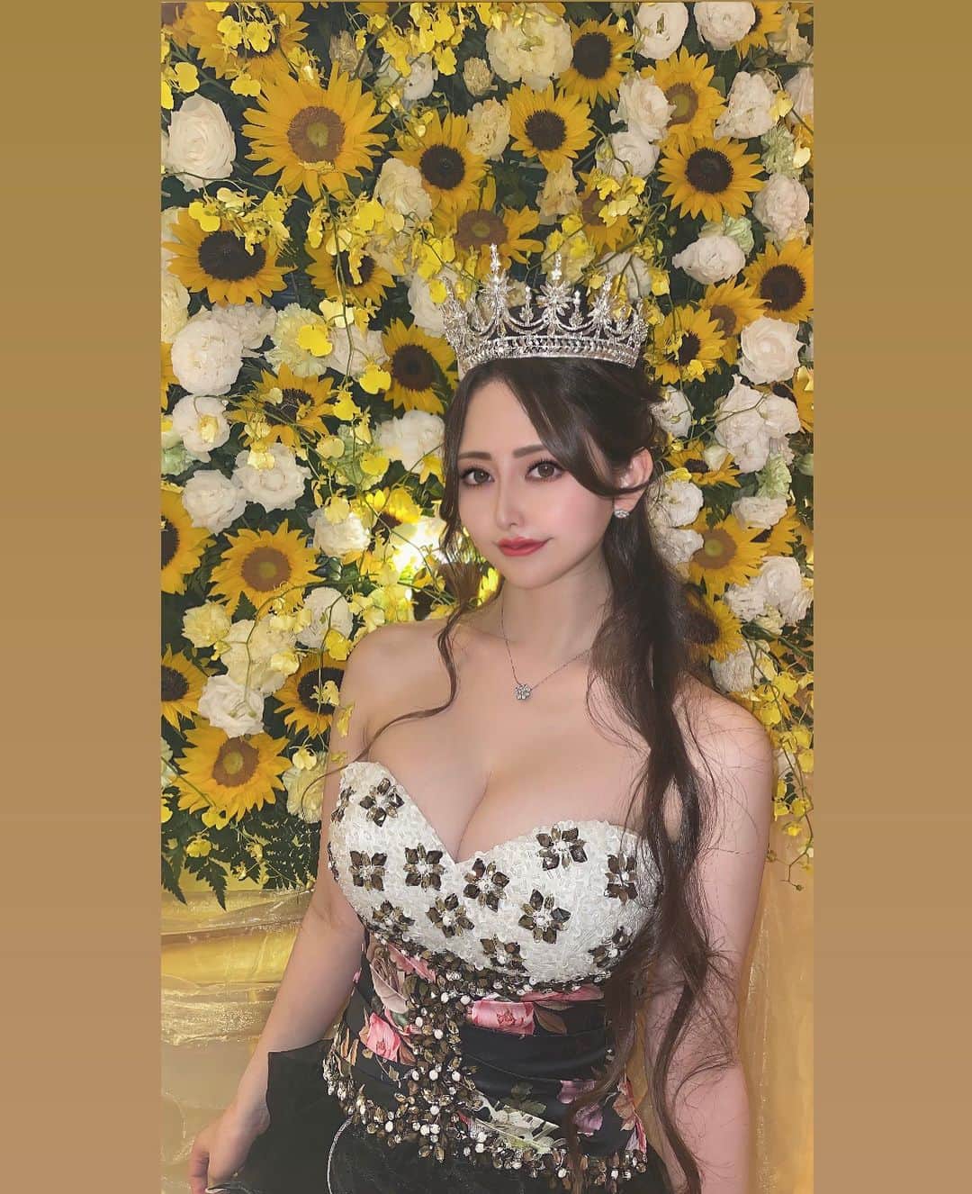 華平エレナのインスタグラム：「バースデーイベント🌻🌻🌻🌻 はじめて🌻にしたよ🫶 サンフラワーつけてるから🌻 シャンパン編はこのあとアップします🤲💛 ドレスはヴィランみがあってお気に入り🤭スカートの内側がお花柄🫶🌻  #銀座ホステス #キャバ嬢 #harrywinston #サンフラワー #花 #バースデー #壁花 #銀座 #可愛い #爆乳　#セレブ #ティアラ #tiara #f4f #l4likes #sunflower #🌻 #yellow #黄色 #angelr #モデル #美人 #ハーフ #美女 #ホステス #巨乳 #ライバー #かわいい #ファッション #幸せ」