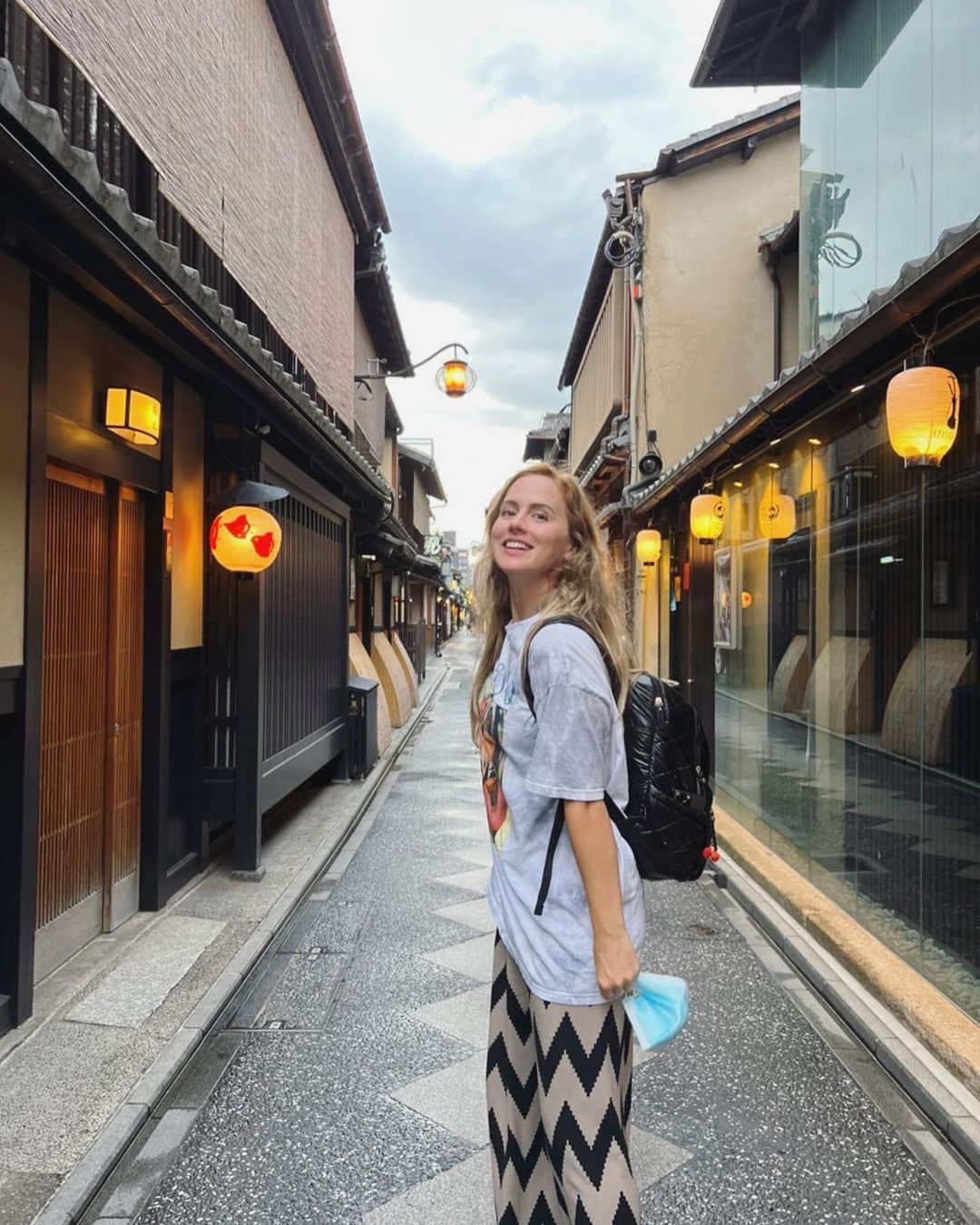 のインスタグラム：「先斗町で柚子ギョウザ🥟😋 #先斗町 #ナタリーエモンズ #エモやん」