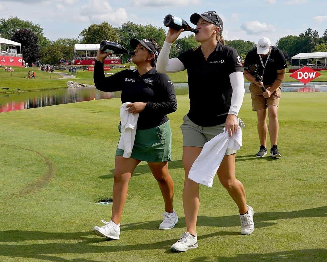 ジェニファー・クプチョのインスタグラム：「Victory tastes particularly sweet sharing it with @lizettesalas5!!🏆🍾 We had so much fun taking home this W at the @dowglbi for #TeamYOC representing @yocgolf! I’m so lucky to have such an amazing teammate, supporter, and most importantly friend in Lizette. Proud to get it done with you and keep our undefeated streak alive! 🤜🤛」
