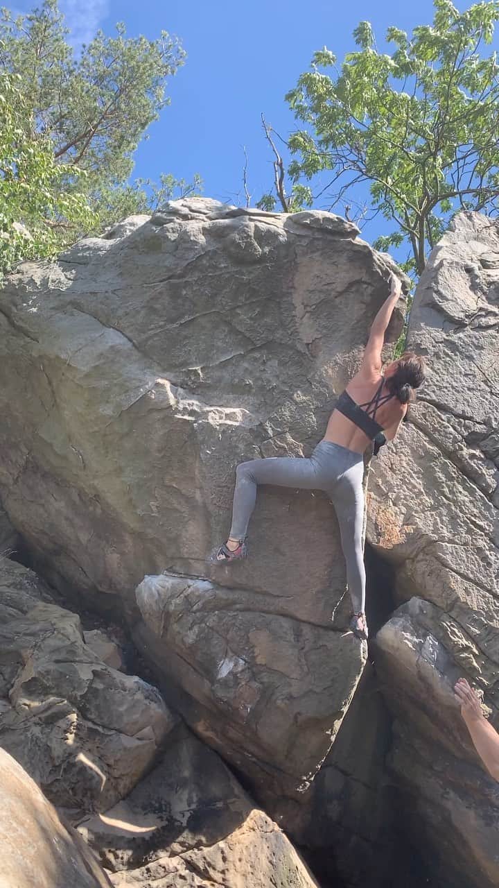 ジュリアン・ワームのインスタグラム：「Harz for the first time! Got out of the big city, enjoyed the sun & great climbs!  Boogie direkt, 7b @mammut_swiss1862  @madrockclimbing」