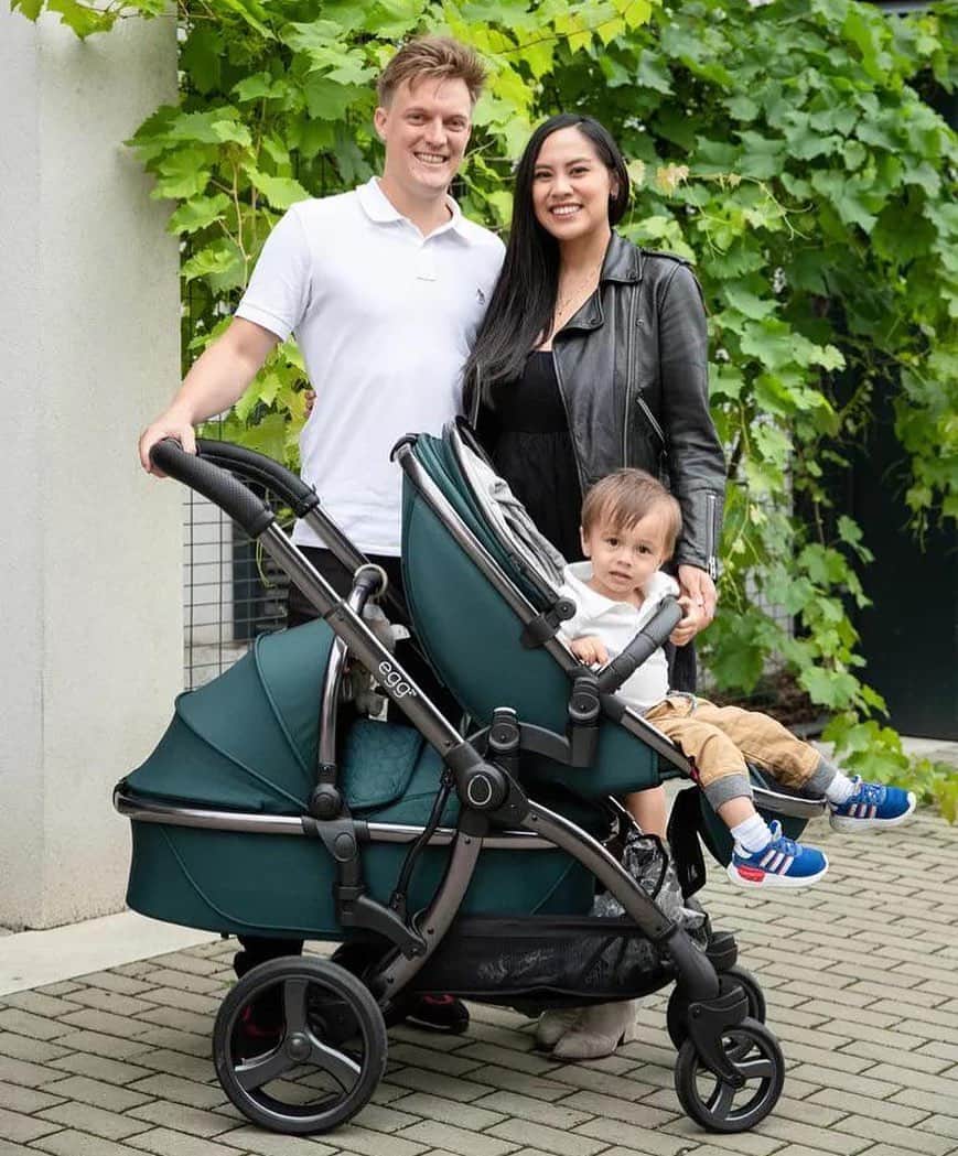 トマシュ・ベルネルのインスタグラム：「Ještě jednou velké poděkování @babyholding za dárek pro celou rodinu! Díky dvojpodlažnímu kočárku jsme si při každé procházce blíž a blíž. Kredit za další krásnou fotku @tonda.tran」