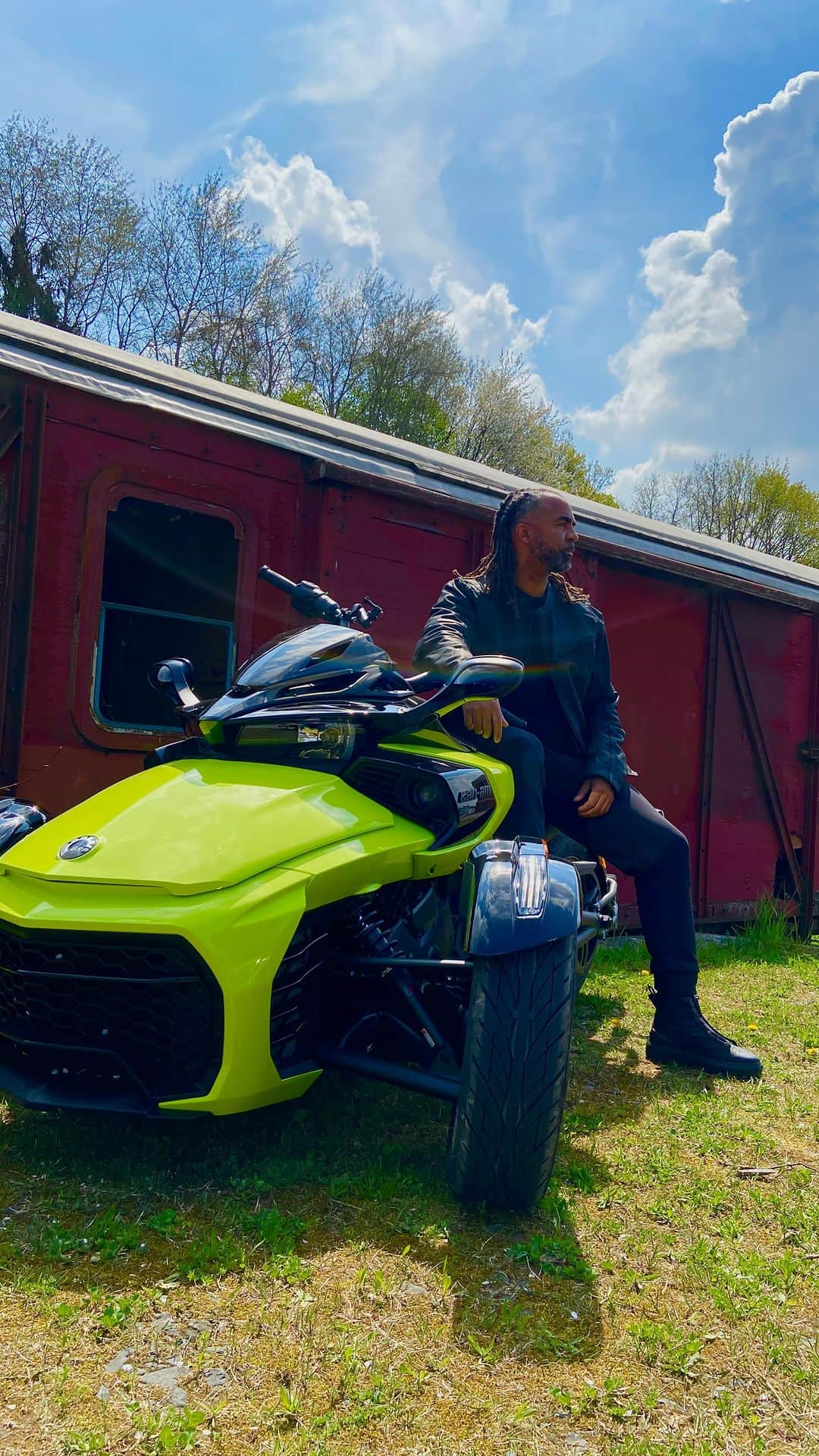 パトリック・オウォモイエラのインスタグラム：「Ich fahre Spyder!  Denn es ist ein anders-gutes Gefühl von Freiheit🙌🏾  Freiheit auf 3 Rädern🤙🏾  Erlebe es selbst auf…   https://can-am.brp.com/on-road/de/de/can-am-entdecken.html  #werbung  #canampartner  @canamonroad #canamspyder #lifestyle #brp #fun #love #rider #canamonroad」