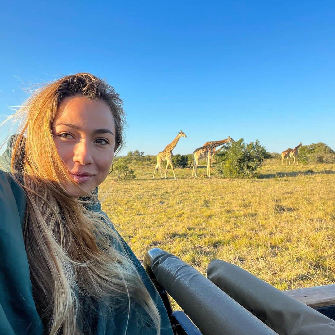 ティア・ブランコのインスタグラム：「Blessings on blessings in Africa ✨🇿🇦 what a humbling & surreal experience to admire these beautiful animals in their natural habitat. It’s a different world out there in the wild 🐘🦒🐗 🦓 🐆 taking in every moment! T.I.A. this is africaaaaa 🫶🏽」