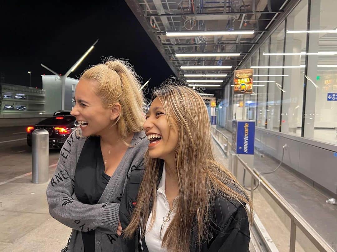 MALIAさんのインスタグラム写真 - (MALIAInstagram)「そしてCanadaから1人で やって来たこの子をお迎えに空港へ‼︎ ⁡ 3ヶ月振りの再会🥺♥️♥️♥️ ⁡ #MALIAfam♥️ @aliahime @aikuinc  #LA集合 #週末は家族で過ごします 🌴🌞」7月18日 2時26分 - maliarehman