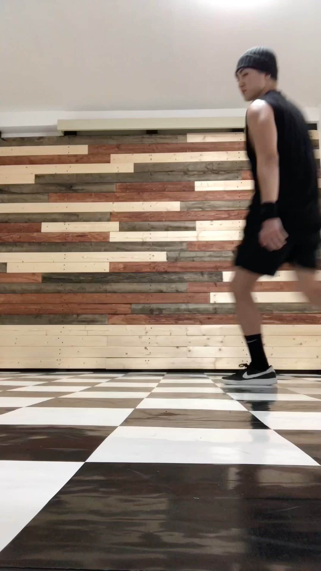 原田デイビッドのインスタグラム：「Relearning old moves. Gonna make a come back. 💪  #breaking #breakdance #bboy #powermoves #relearning #basics #floats」