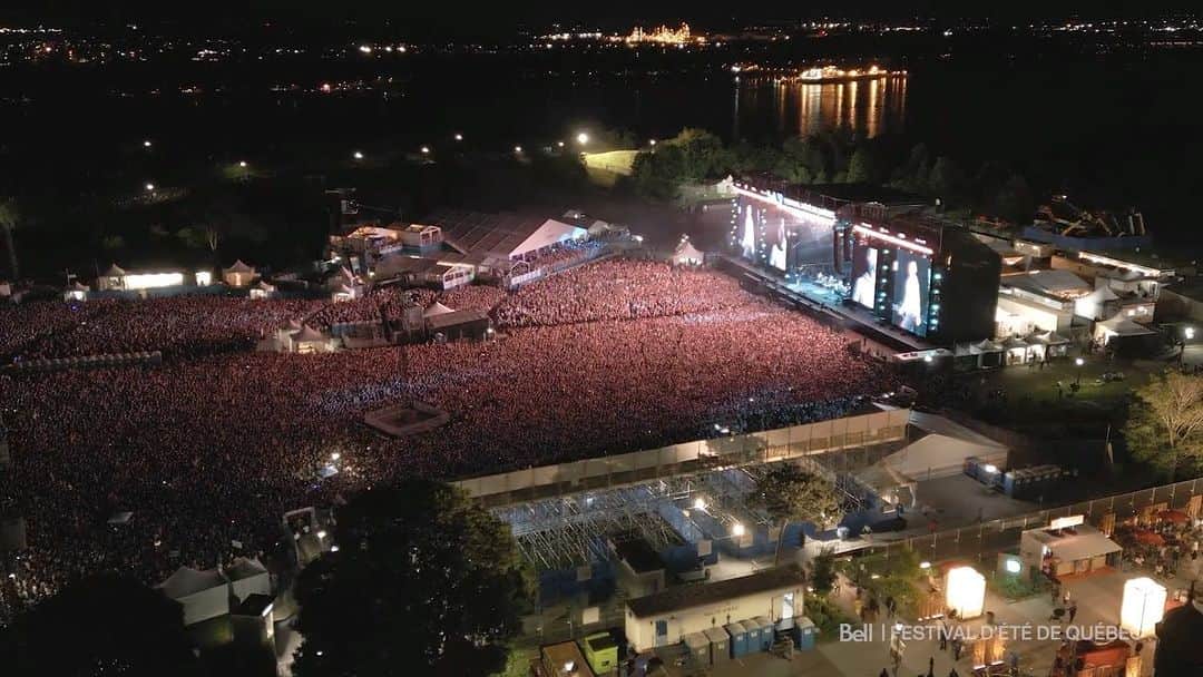 Maroon 5のインスタグラム：「Thank you @festivaleteqc for an amazing time last weekend!   We’re looking forward to our next stop in North America, inside Universal Studios Orlando after the park closes on August 26th for an intimate concert and exclusive park experience at @musicafterdarkpresents」