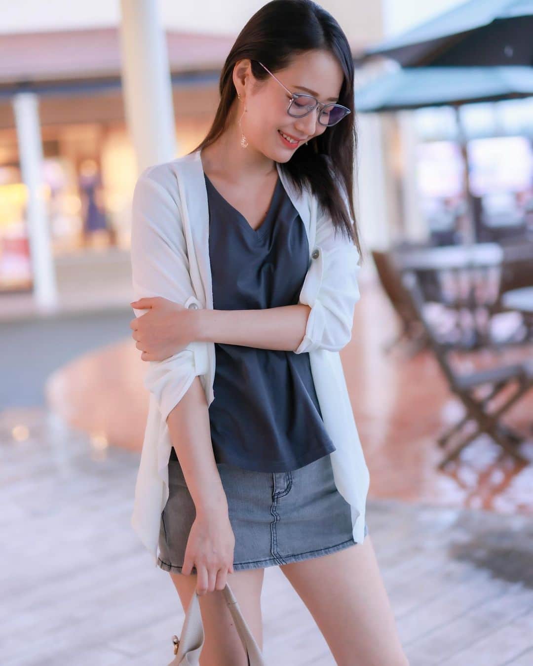 のインスタグラム：「🌈👓🥰💕✨ SHEIN全身コーデ👗  ❶～❹ スカートに見えるデニムパンツは履き心地最高💕  シルクTシャツと合わせやすい白の羽織りと🫶🏻  ❺～❾ 綺麗カラーのショートパンツに一目惚れ😍  肩が可愛いMOTFの白Tシャツと 着心地抜群のグレーのカーデ🫶🏻  ✨✨✨  📍クーポンコードで割引🈹  ↓↓↓ 『risayoshiyama』  （※ご購入手続き→クーポン適用で記入⭕️）    ✅1～5,999円までは15%OFF  ✅6000円以上は20%OFF （⚠️9月30日まで）  @shein_japan @sheinofficial  #shein #shein購入品 #sheinstyle #SHEINforall #SHEIN   #吉山りさ #ファッション #モデル #フリーモデル #フリーランスモデル  #fashion  #インスタファッション  #ファッションコーデ  #きれいめコーデ  #きれいめカジュアル  #40代コーデ  #40代ファッション  #ママコーデ  #photo  #photography #メガネ女子 #ロングヘア  #アクセサリー   📍SHEINcoupon ↓ risayoshiyama  (extra 15%~20% off, valid until 9/30)」