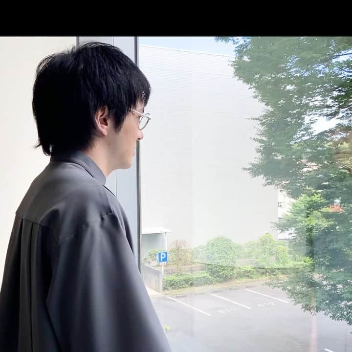 のインスタグラム：「あれ…近くの家を覗いている鈴之介が…👀  ドラマ撮影の裏側に突撃インタビュー！ 今回は、鹿浜鈴之介役 #林遣都 さん✨ みんなと鈴之介の衣装の差が…？  最新話をTverで配信中！ https://tver.jp/episodes/epp8vsstq4  次回もお楽しみに🤗  #初恋の悪魔   #林遣都 #仲野太賀 #松岡茉優 #柄本佑 #佐久間由衣 #味方良介 #伊藤英明 #安田顕 #田中裕子 #脚本 #坂元裕二 #SOILANDPIMPSESSIONS #日本テレビ #日テレ #ドラマ」