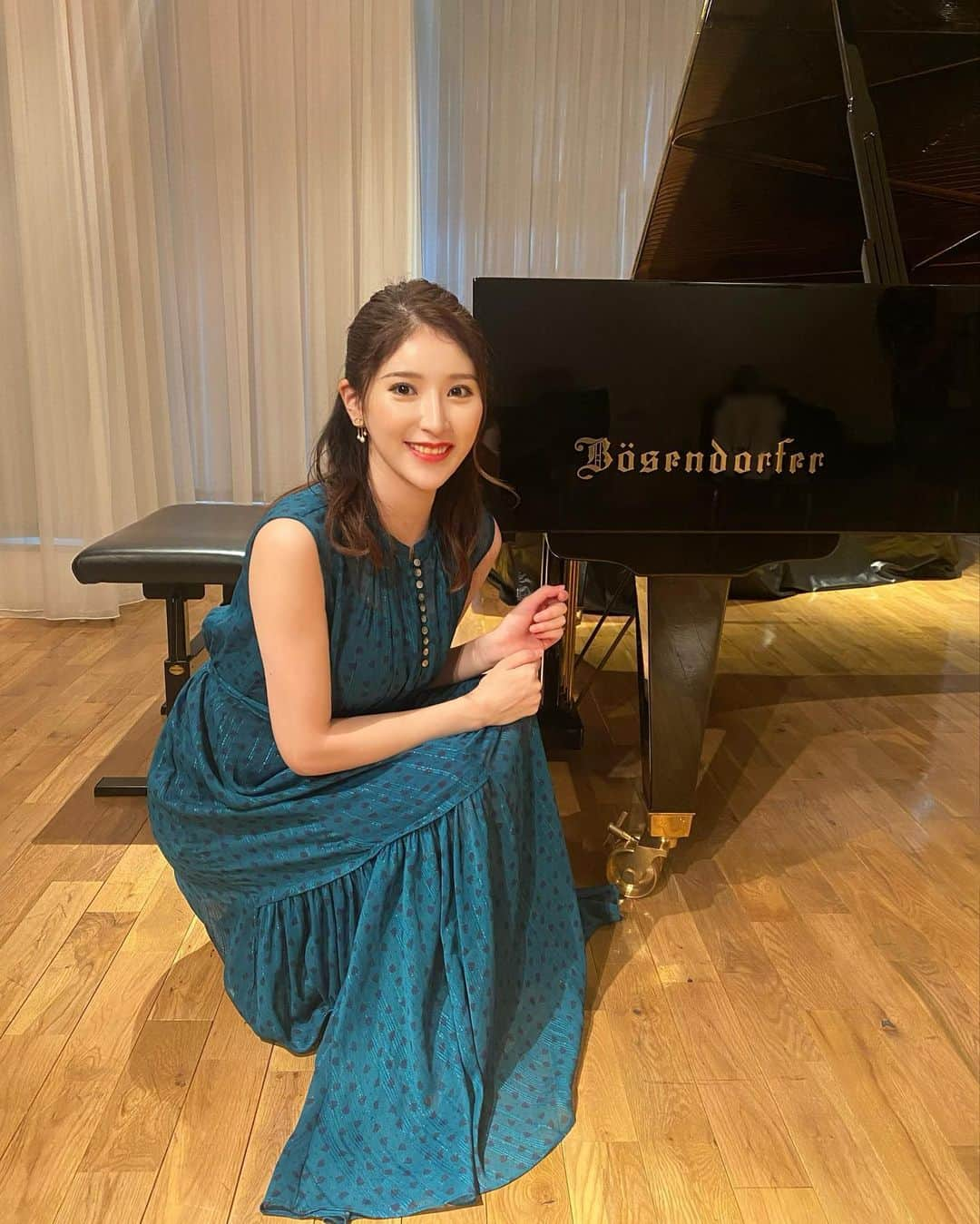 倭早希のインスタグラム：「. 先日、久しぶりにピアノを弾きました🎹🎶  初めてベーゼンドルファーで弾いたので、記念に写真を☺️📸✨  2枚目は、5年半くらい前に演奏した時の写真😊 この時はリストの『スペイン狂詩曲』を弾きました🥰 今はかなりブランクがあるので もう弾けないかもしれないけど、 懐かしいです😊💕  いつかTEPPENに出てみたいなぁ🤭🎹  #ピアノ #ベーゼンドルファー」