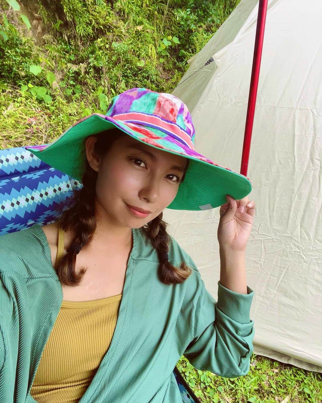 のインスタグラム：「1ヶ月ぶりのキャンプ🏕💕 サニ坊がすごく成長してて テーブルの組み立ても 1人でやりたい！って 言って完成させてて ママ感動🥺💕 そして3枚目は EMMustシュラカップ✨ 販売予定なので よろしくね❣️ #キャンプ  #男の子ママ  #シュラカップ  #無人島  #龍王島」