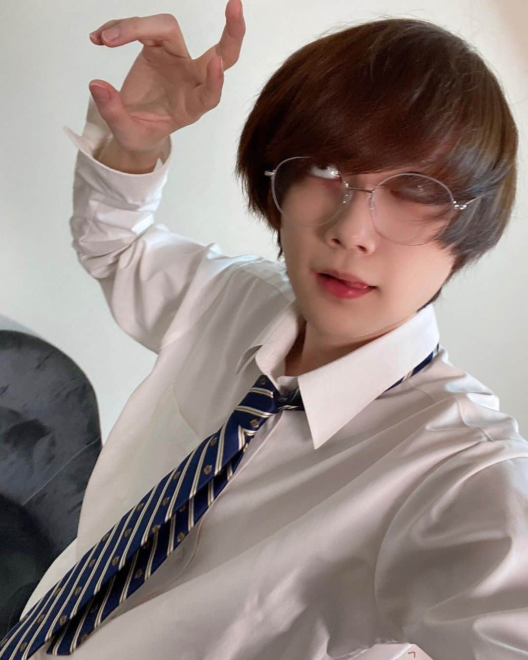 そらびびのインスタグラム：「悪役じゃん。口の端怪我して血付いてるみたいになってるし。悪役じゃん。人食いの悪役みたいになってるじゃん。」