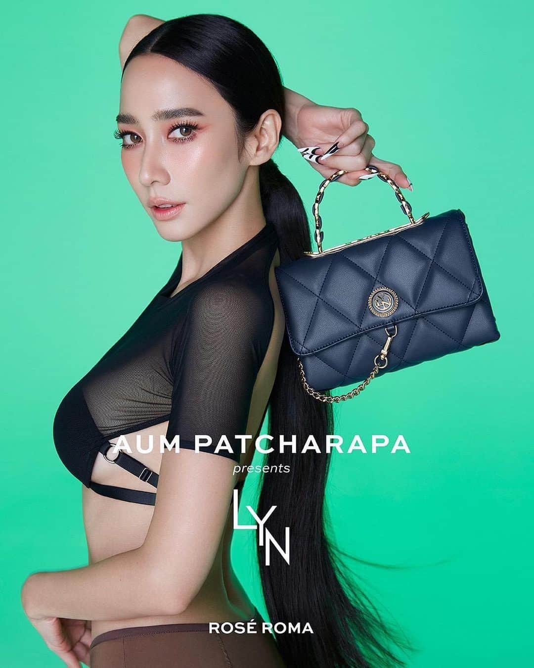 アム・パチャラパーのインスタグラム：「กระเป๋าที่ตอบโจทย์ทุกการใช้งานของอั้มจาก @lynaccs_official ด้วยดีไซน์บุลายควิลท์บนรูปทรงคลาสสิคตกแต่งโลโก้ LYN ที่ด้านหน้า ช่วยคอมพลีตทุกลุคสวยได้ตามใจคิด อั้มเลือก LYN ROSE ROMA」