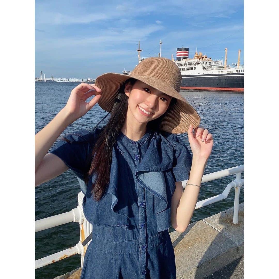 大島璃音のインスタグラム：「三連休いかがお過ごしですか？ 今日は海の日ということで山下公園で撮ったお写真🚢  この日はとんでもなく暑かったなぁ〜☀️  最近暑さは和らぎましたが、 今度は雨が心配ですね☔️ 最新情報を確認して、是非素敵な連休最終日をお過ごし下さい♪」