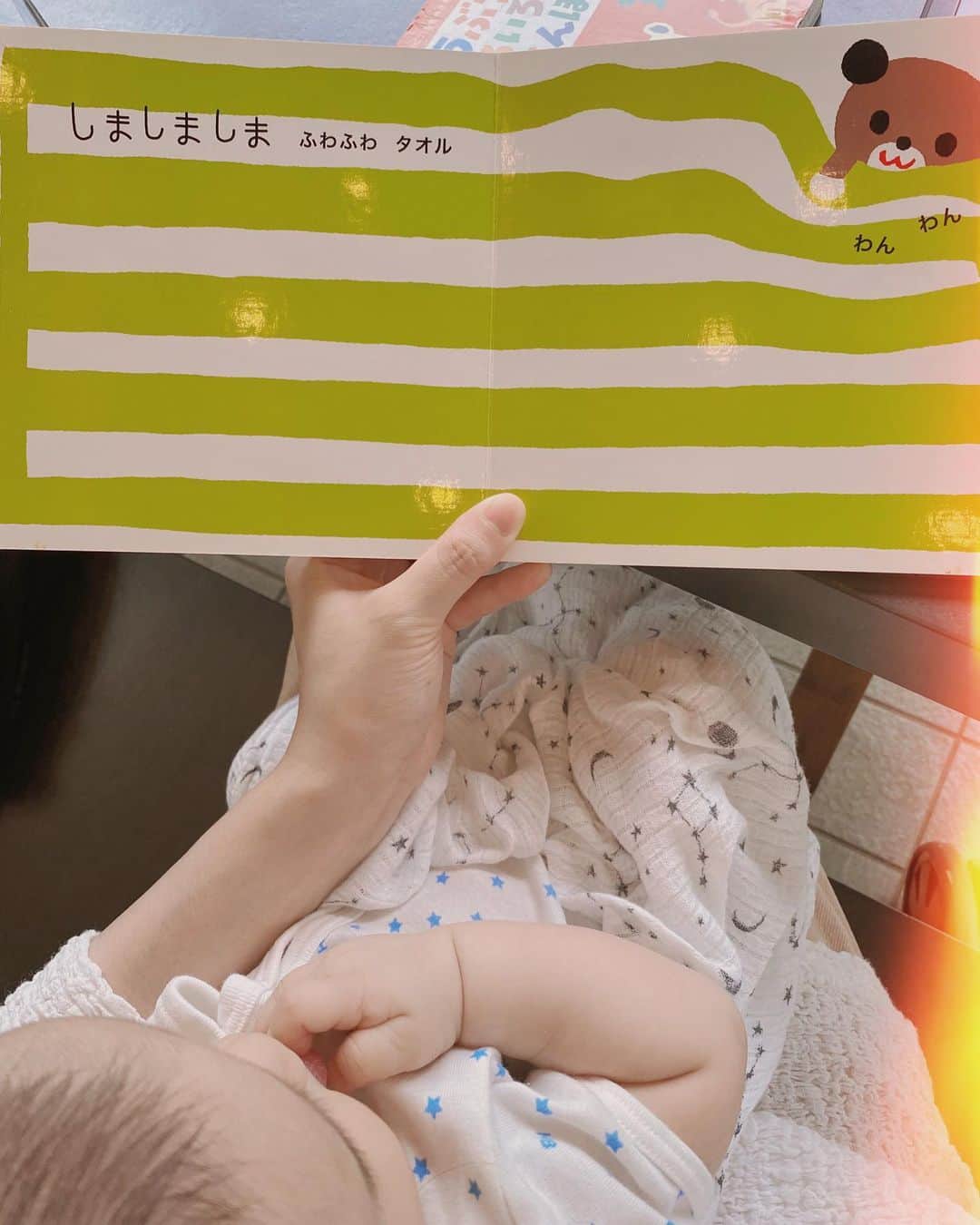 菅原紗由理のインスタグラム：「息子が寝ている わずかな時間の中でデモを録ったり、 音楽を聴いたり。。  三連休の一日目は 朝から雨が凄かったけど 止んだ瞬間に 日課の外気浴も含めて 近所のカフェへお散歩。  さて、少し本を読ませておくれ… と本を開いた瞬間 フンギャア(かまってくれー！)と叫び出す息子。  ゆっくり本を閉じ、 お気に入りの絵本を読む。🫶🏻  しましましましましましまふわふわふわふわタオル。わんわん (全体的に言葉を多めに読む笑)  このページが最近のお気に入りらしい。🫧  #しましまぐるぐる　#0歳絵本  #0歳児　#0歳児」