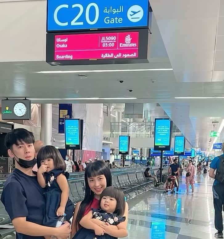 前田阿希子のインスタグラム：「ドバイから日本に帰ってきました🛩 バッタバタでなんとか帰国🤣 子連れ旅は予定通りに行かないことだらけ…😑💦  日本もドバイと同じくらい暑いと聞いていましたが、雨続きの今着いたので、ドバイに比べてまだ涼しく感じます😨 日本の夏よ。 どうかどうか、このままで🙏 無理かしら😂💦  #dubai#dubailife  #japan #twins#twinsisters #不自然なバストショットは上の看板を写したくて #そして双子がおパンツ丸見えだったので🤣 #荒ぶる双子は健在です」